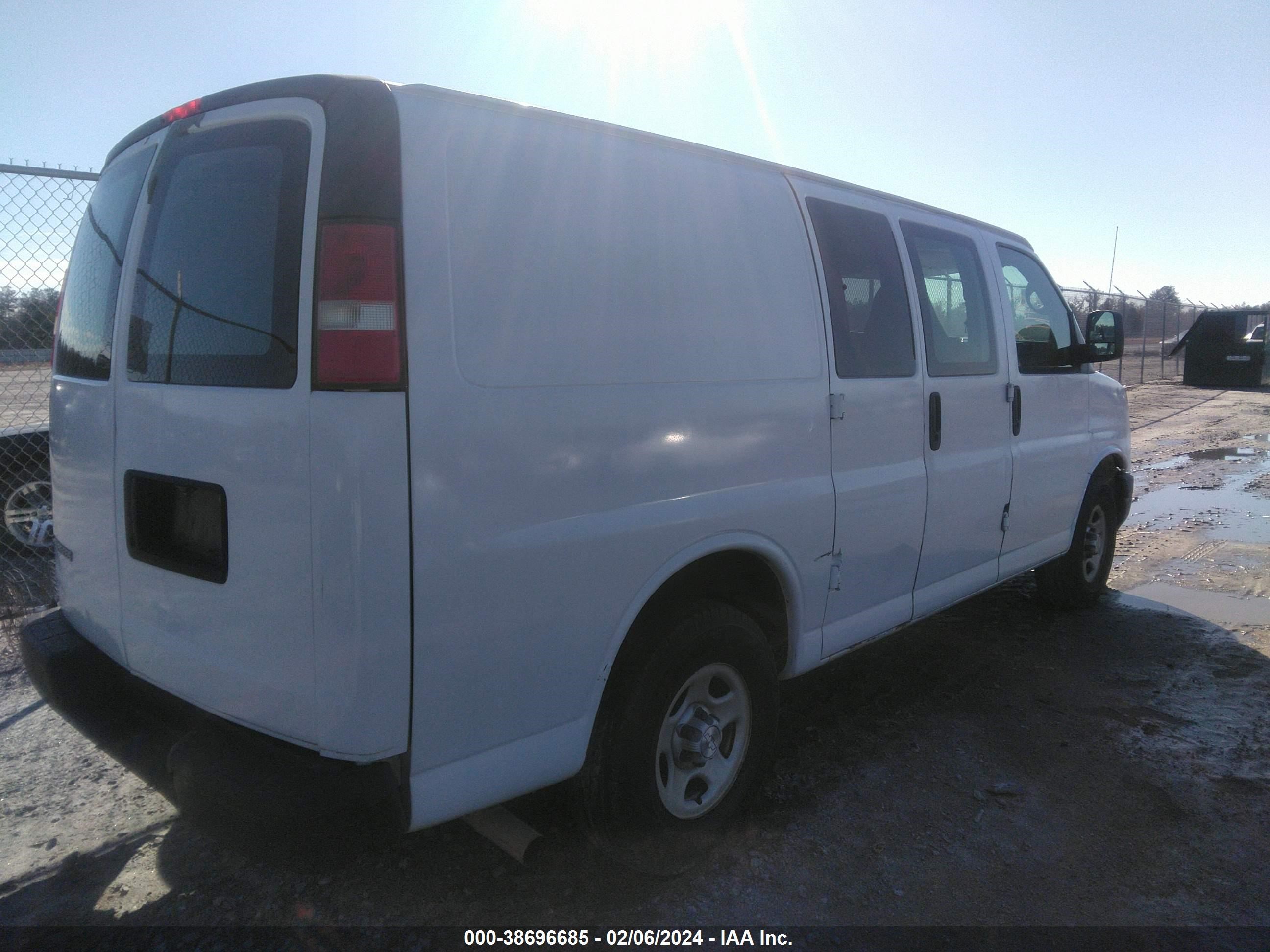 Photo 3 VIN: 1GCFG15X781125388 - CHEVROLET EXPRESS 