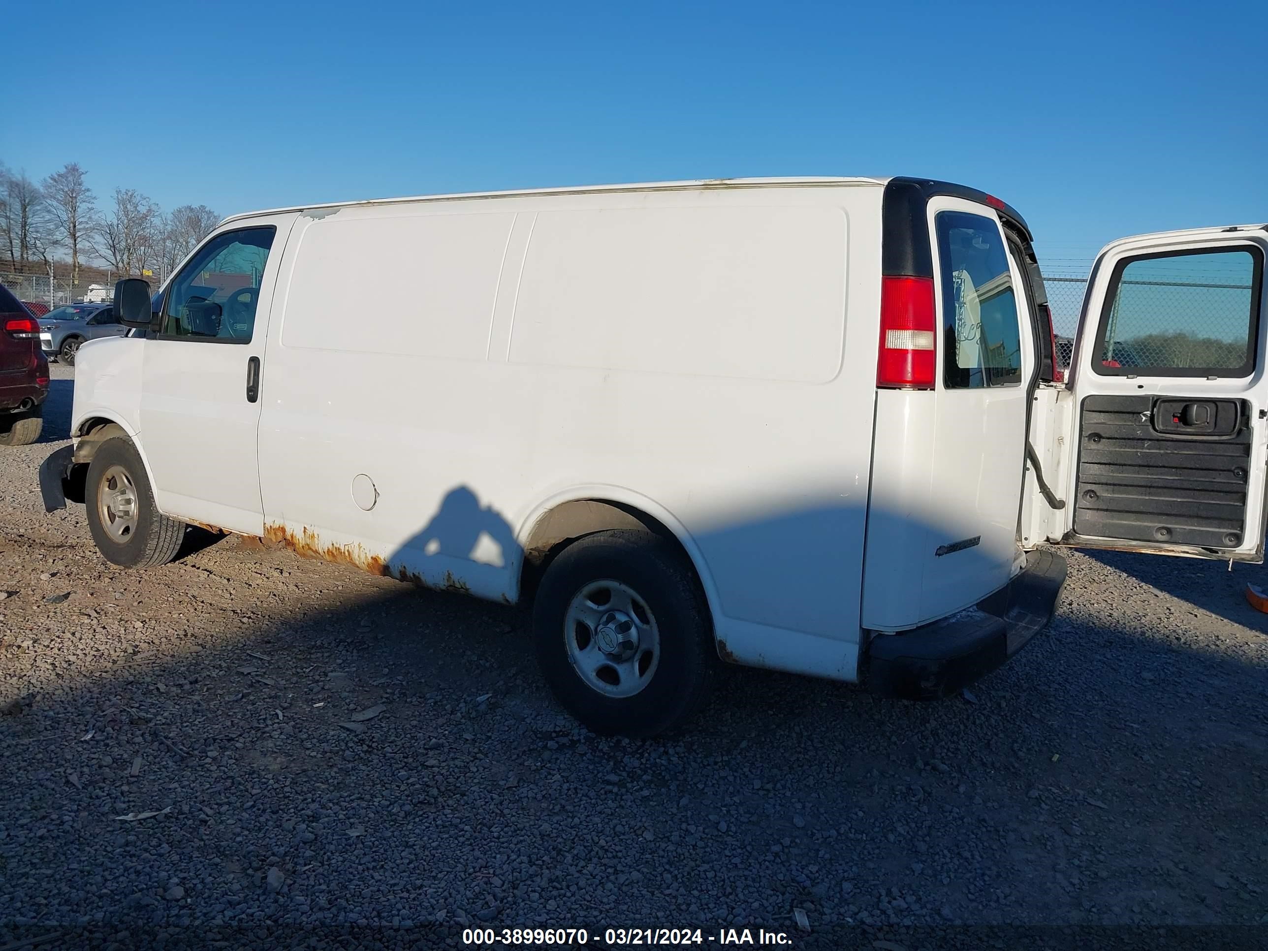 Photo 2 VIN: 1GCFG15X871192127 - CHEVROLET EXPRESS 