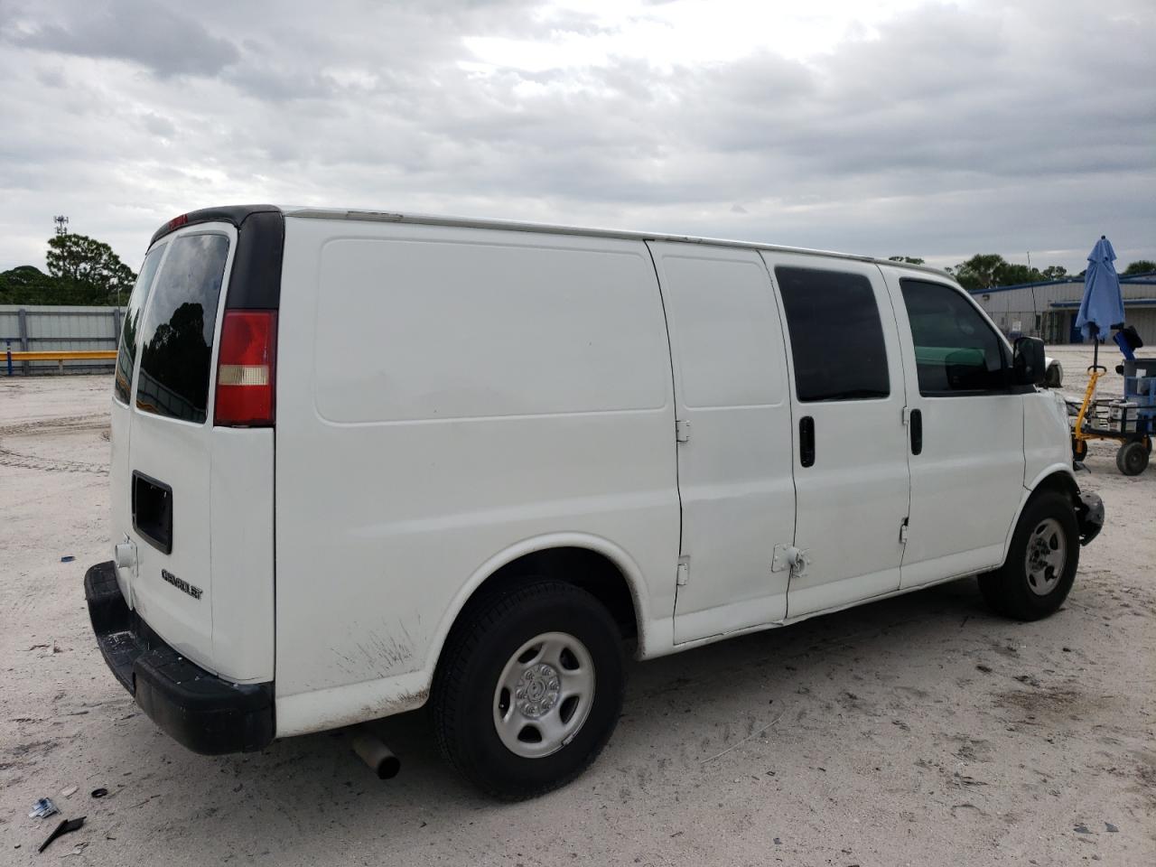 Photo 2 VIN: 1GCFG15X981155606 - CHEVROLET EXPRESS 