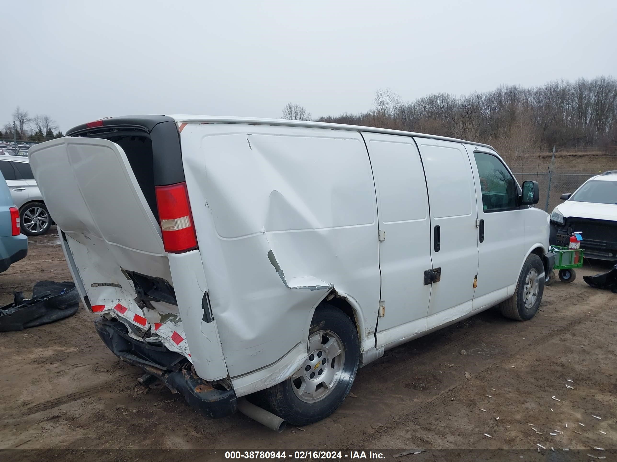 Photo 3 VIN: 1GCFG15XX51112808 - CHEVROLET EXPRESS 