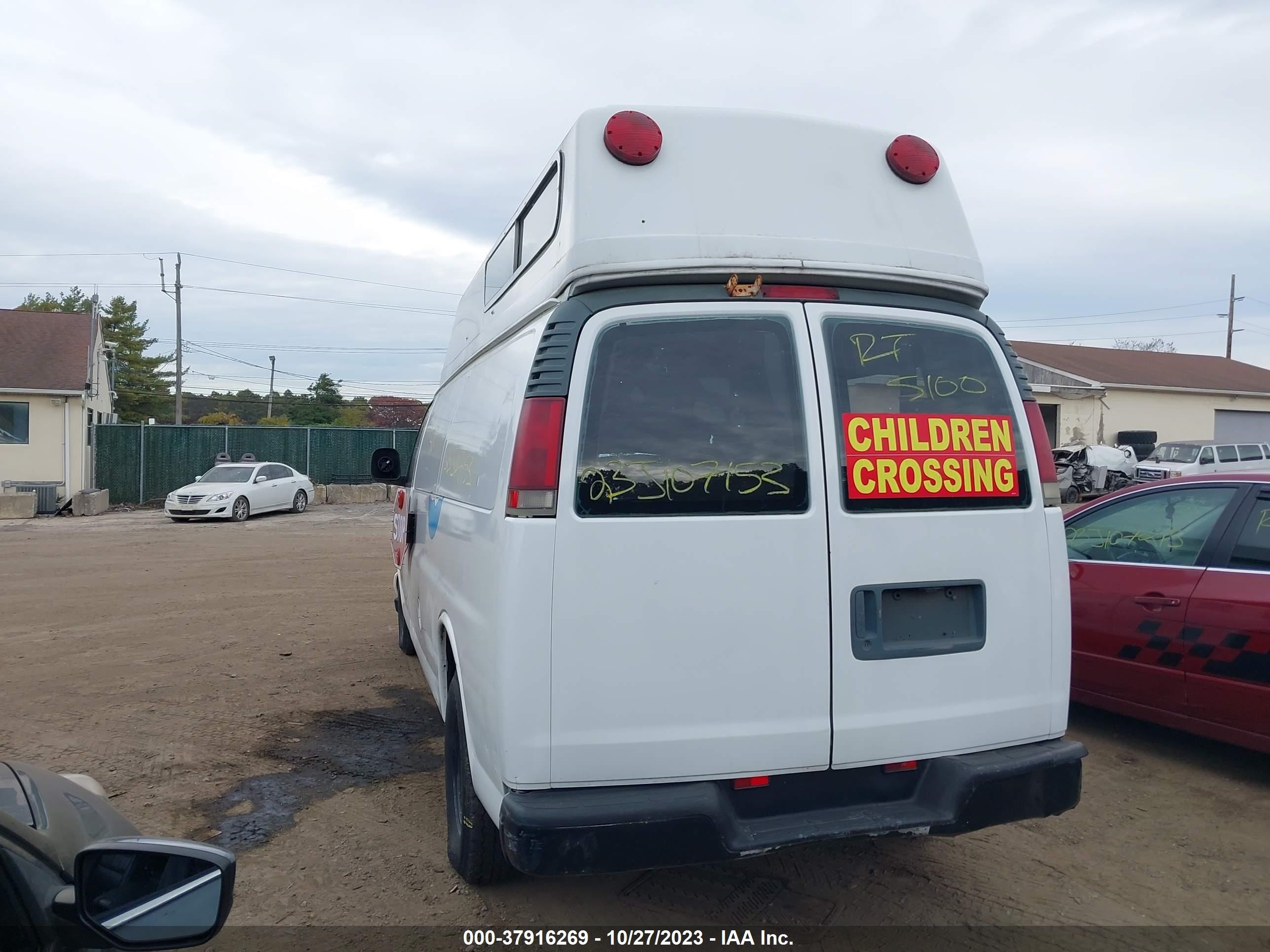 Photo 2 VIN: 1GCFG29M3Y1230841 - CHEVROLET EXPRESS 