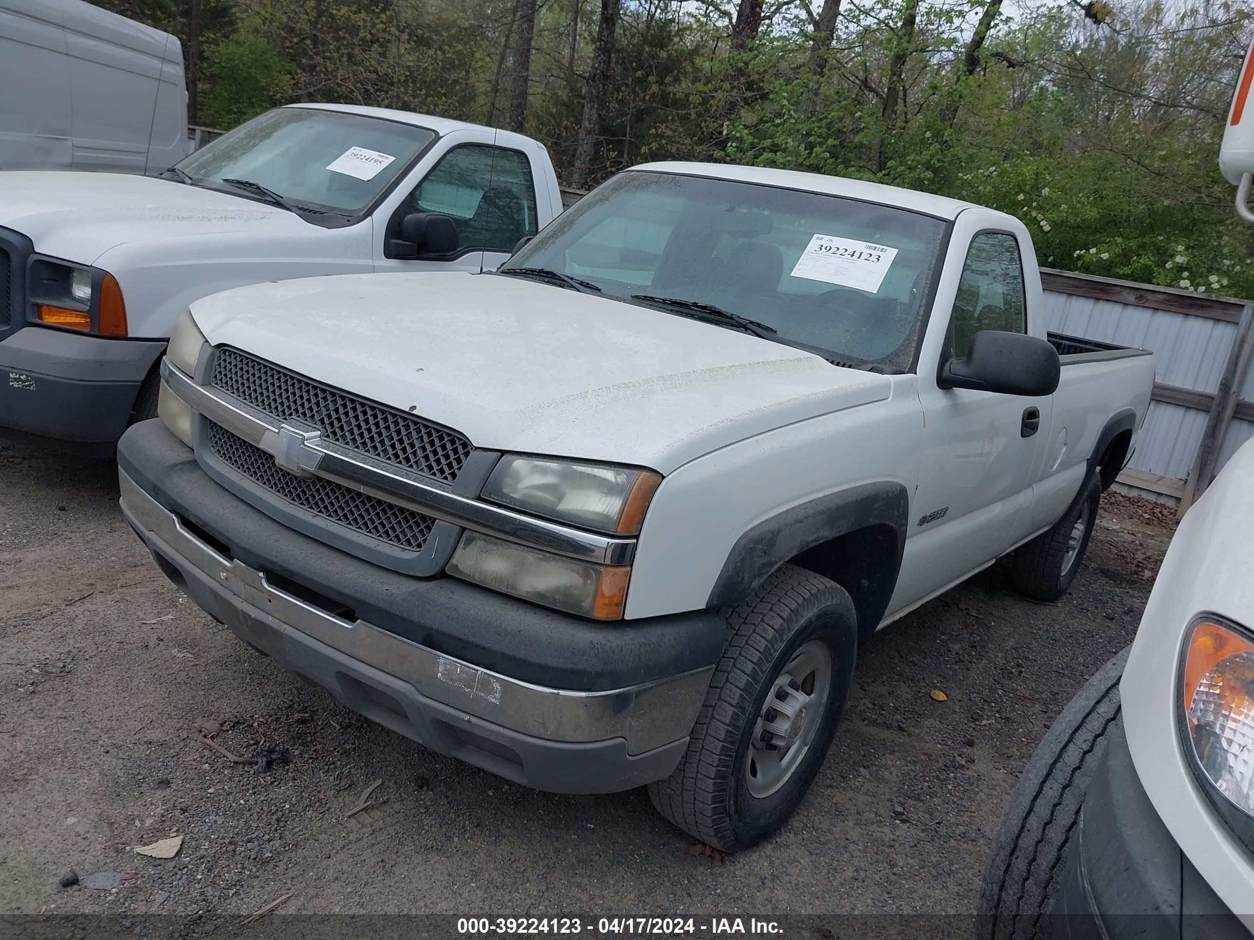 Photo 1 VIN: 1GCGC24U53Z227456 - CHEVROLET SILVERADO 