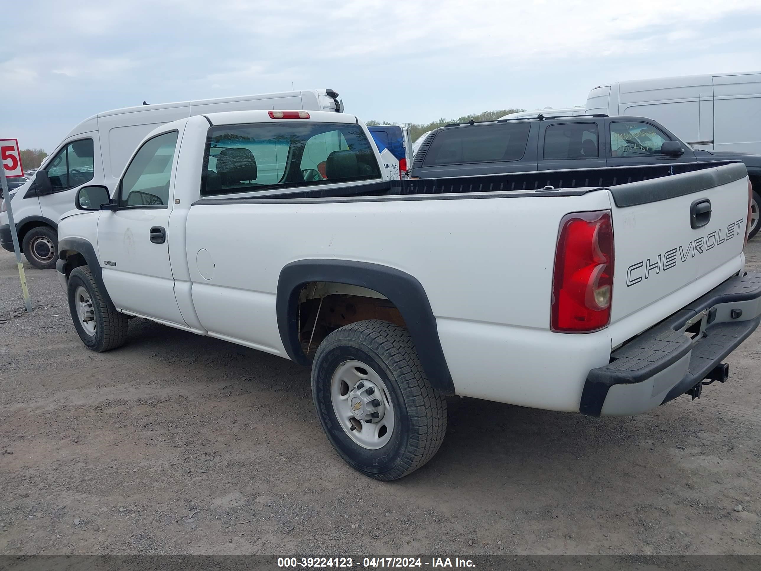 Photo 2 VIN: 1GCGC24U53Z227456 - CHEVROLET SILVERADO 