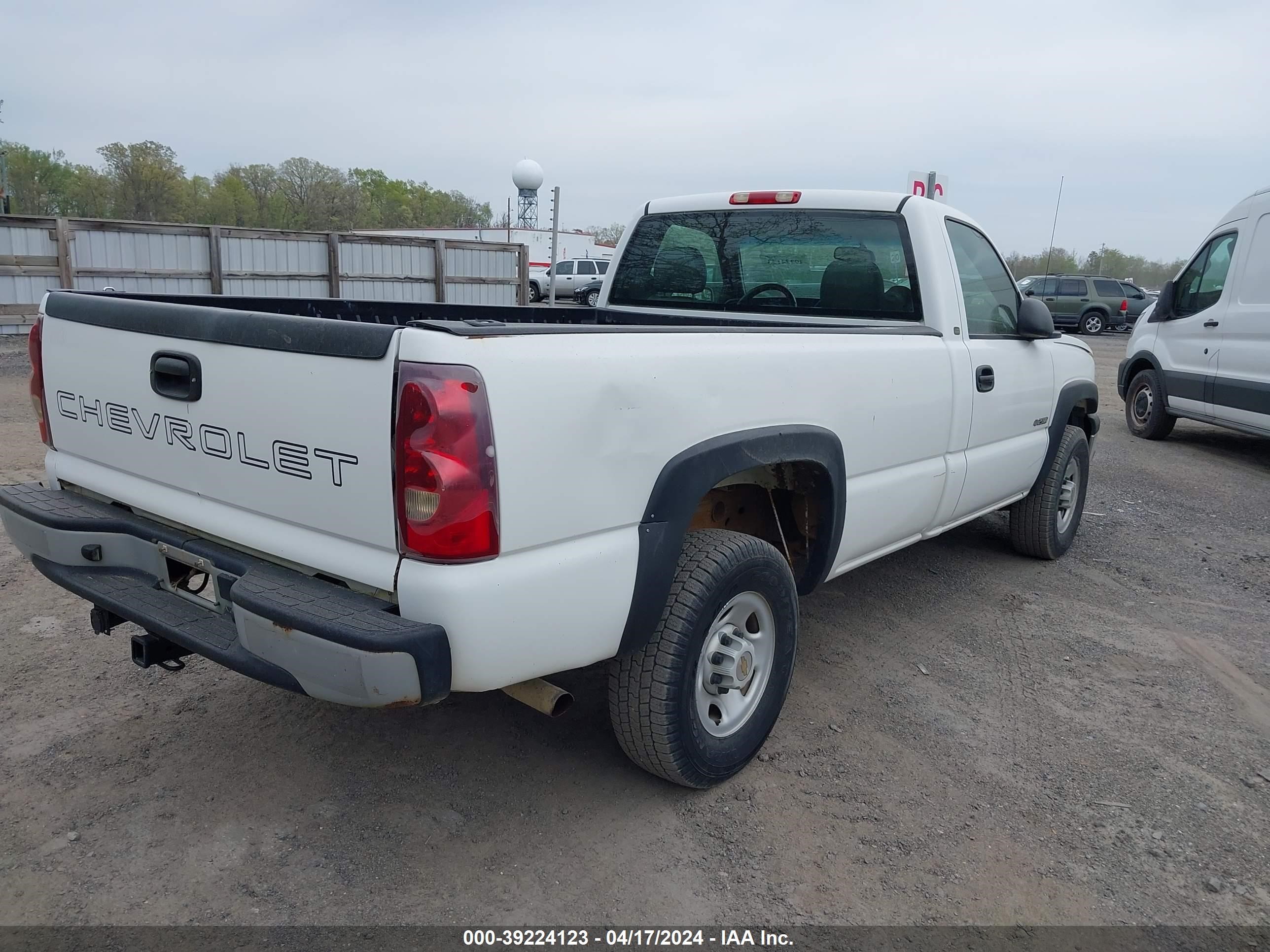 Photo 3 VIN: 1GCGC24U53Z227456 - CHEVROLET SILVERADO 