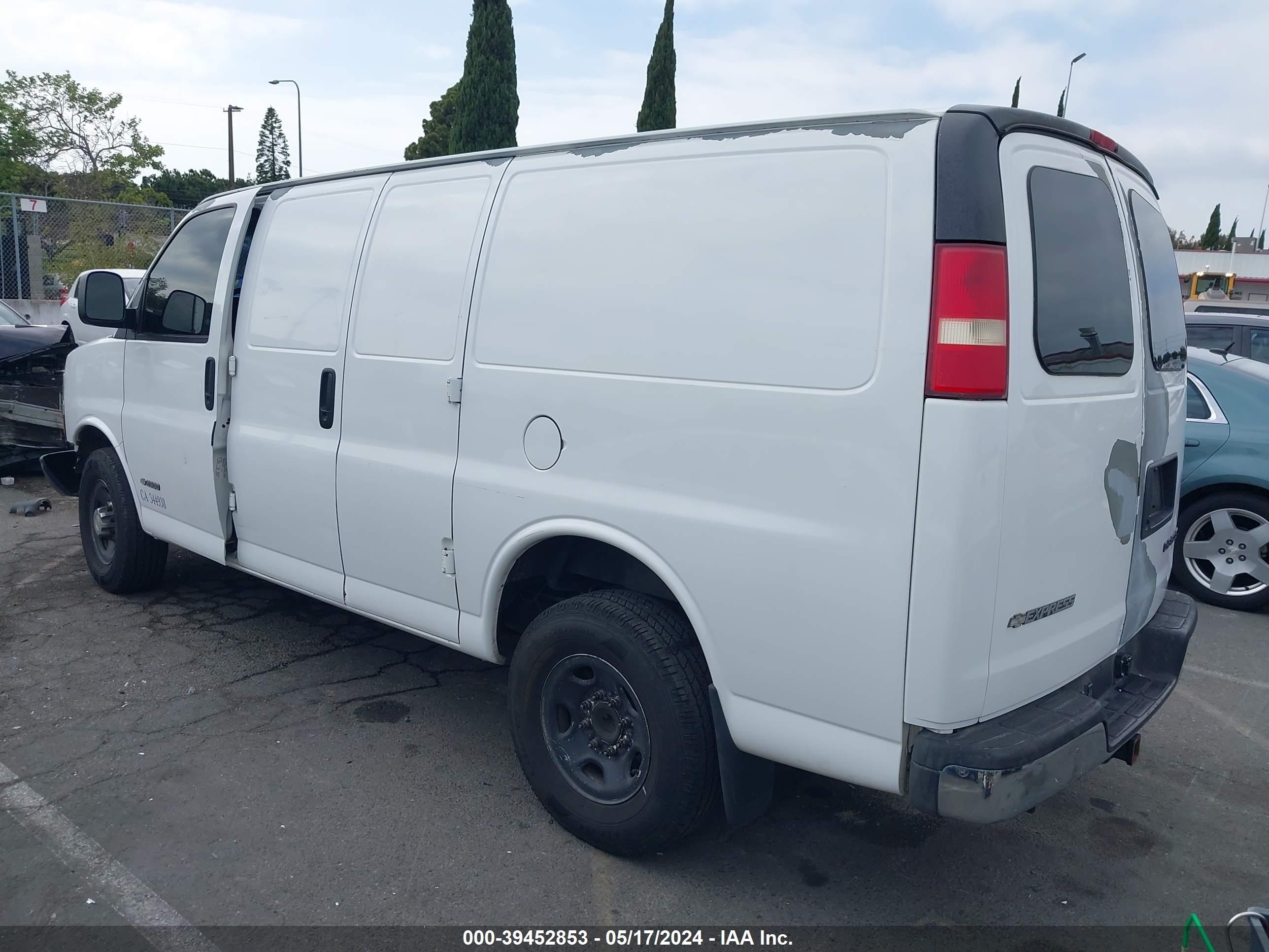 Photo 2 VIN: 1GCGG25V041135358 - CHEVROLET EXPRESS 