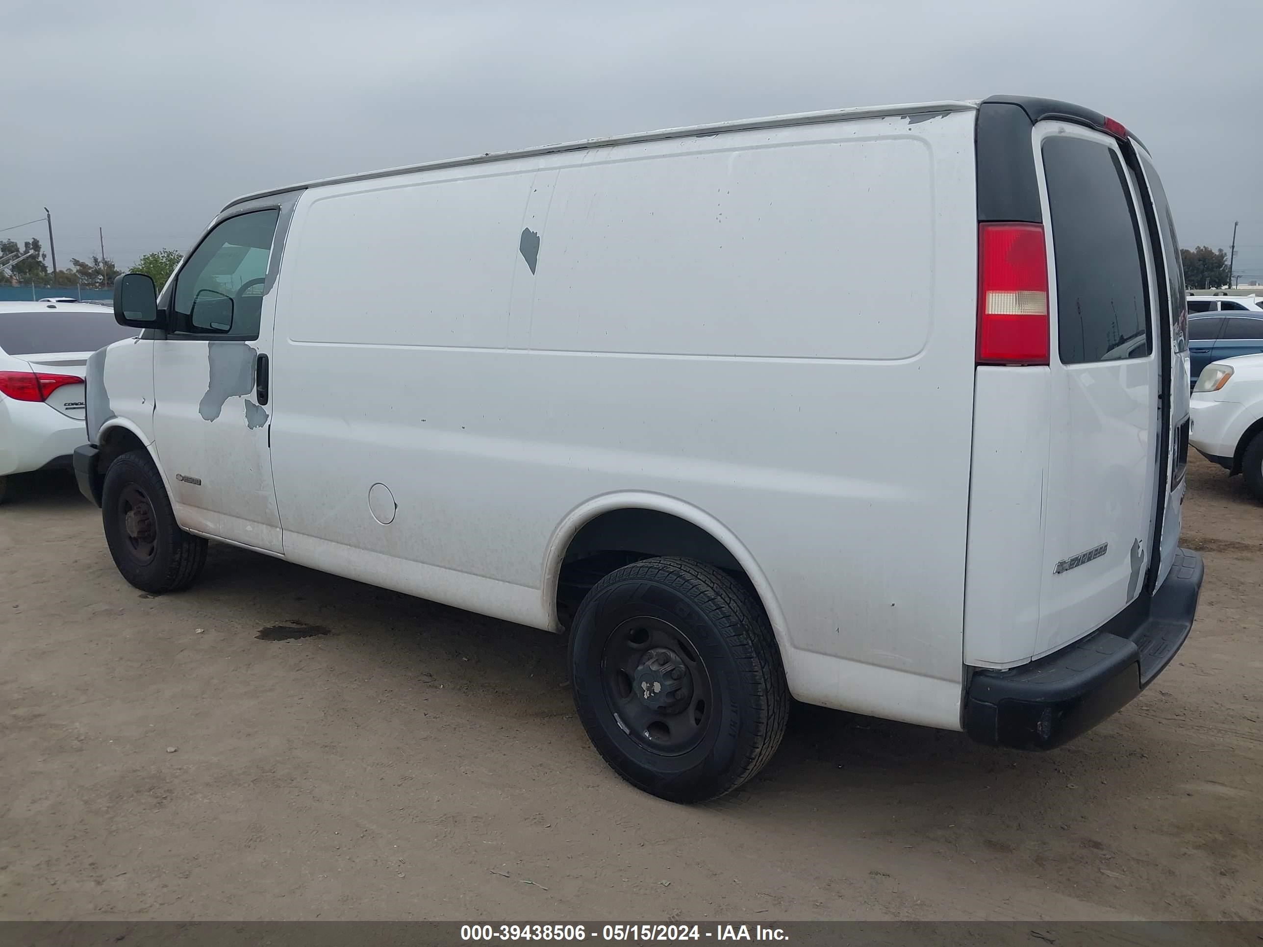 Photo 2 VIN: 1GCGG25V351184863 - CHEVROLET EXPRESS 