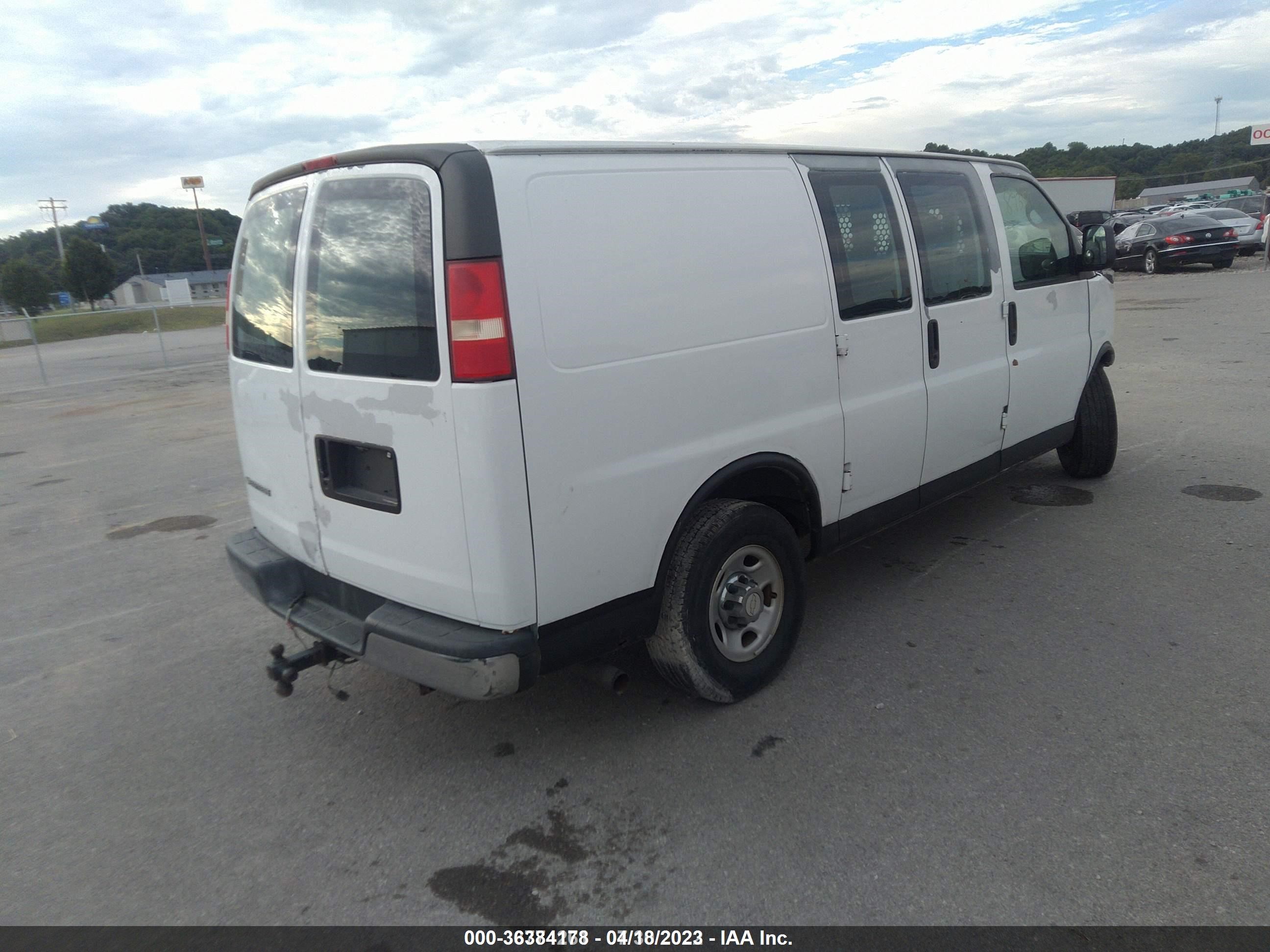 Photo 3 VIN: 1GCGG25V471178153 - CHEVROLET EXPRESS 