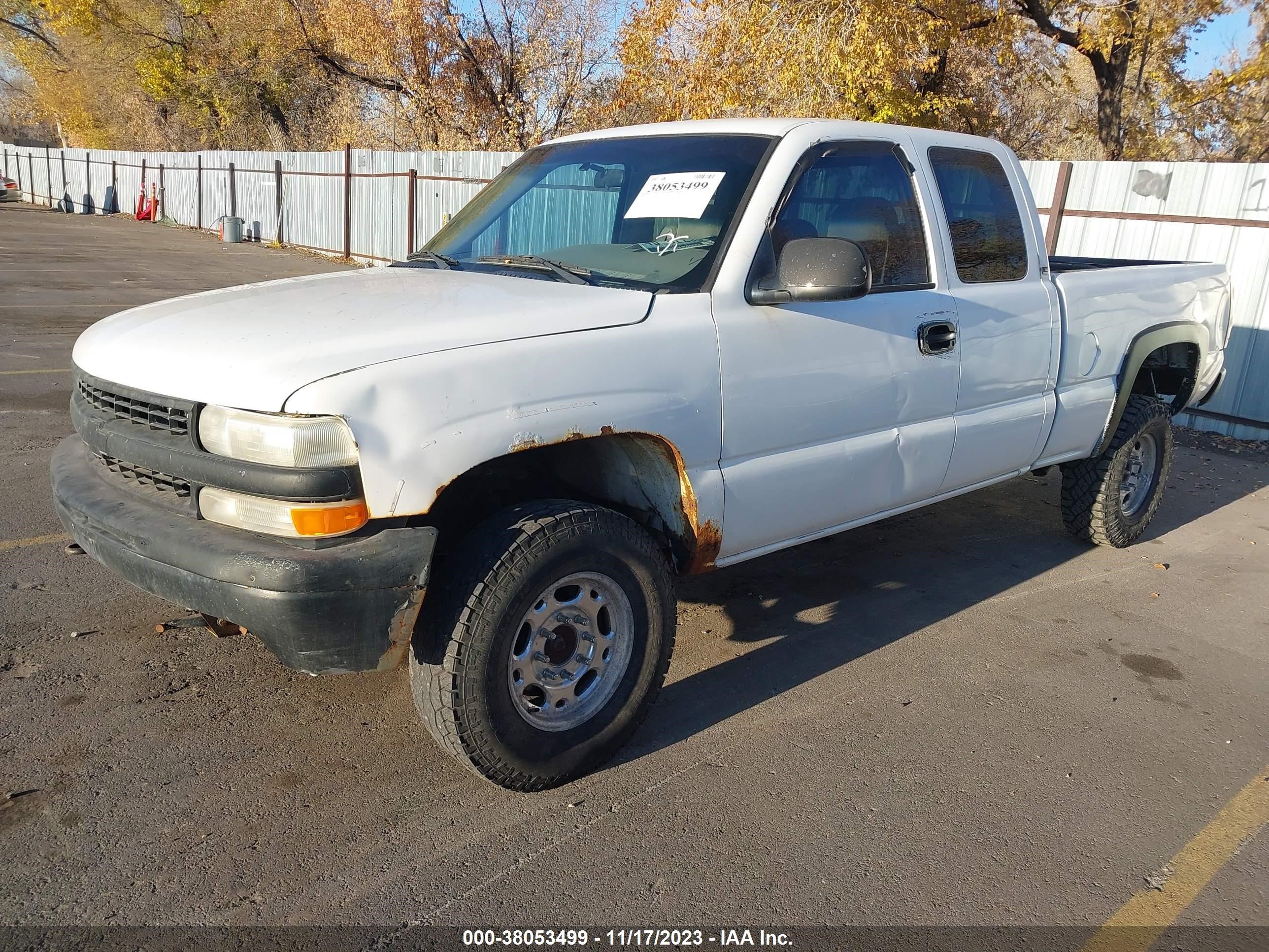 Photo 1 VIN: 1GCGK29U1YE421394 - CHEVROLET SILVERADO 