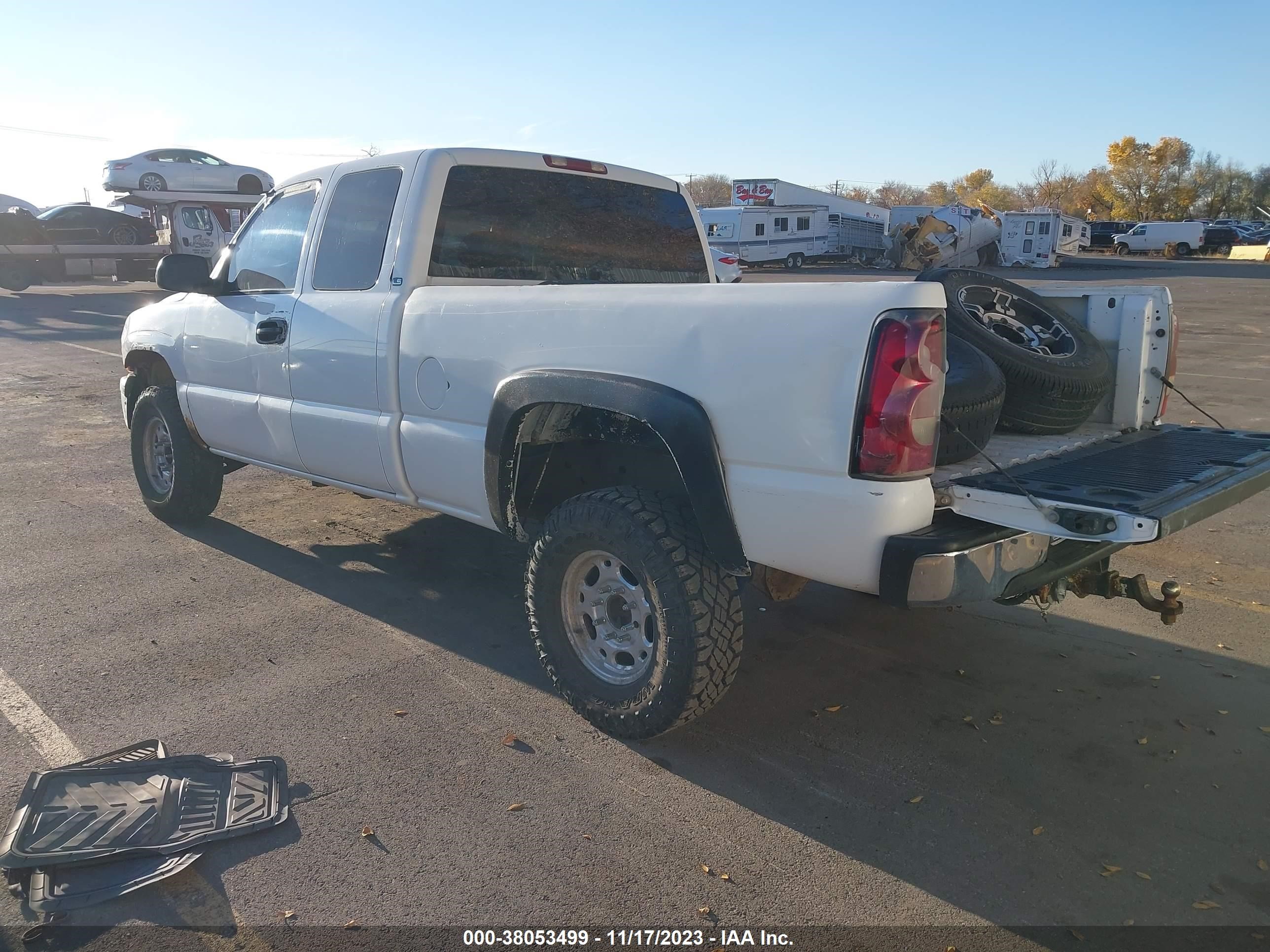 Photo 2 VIN: 1GCGK29U1YE421394 - CHEVROLET SILVERADO 