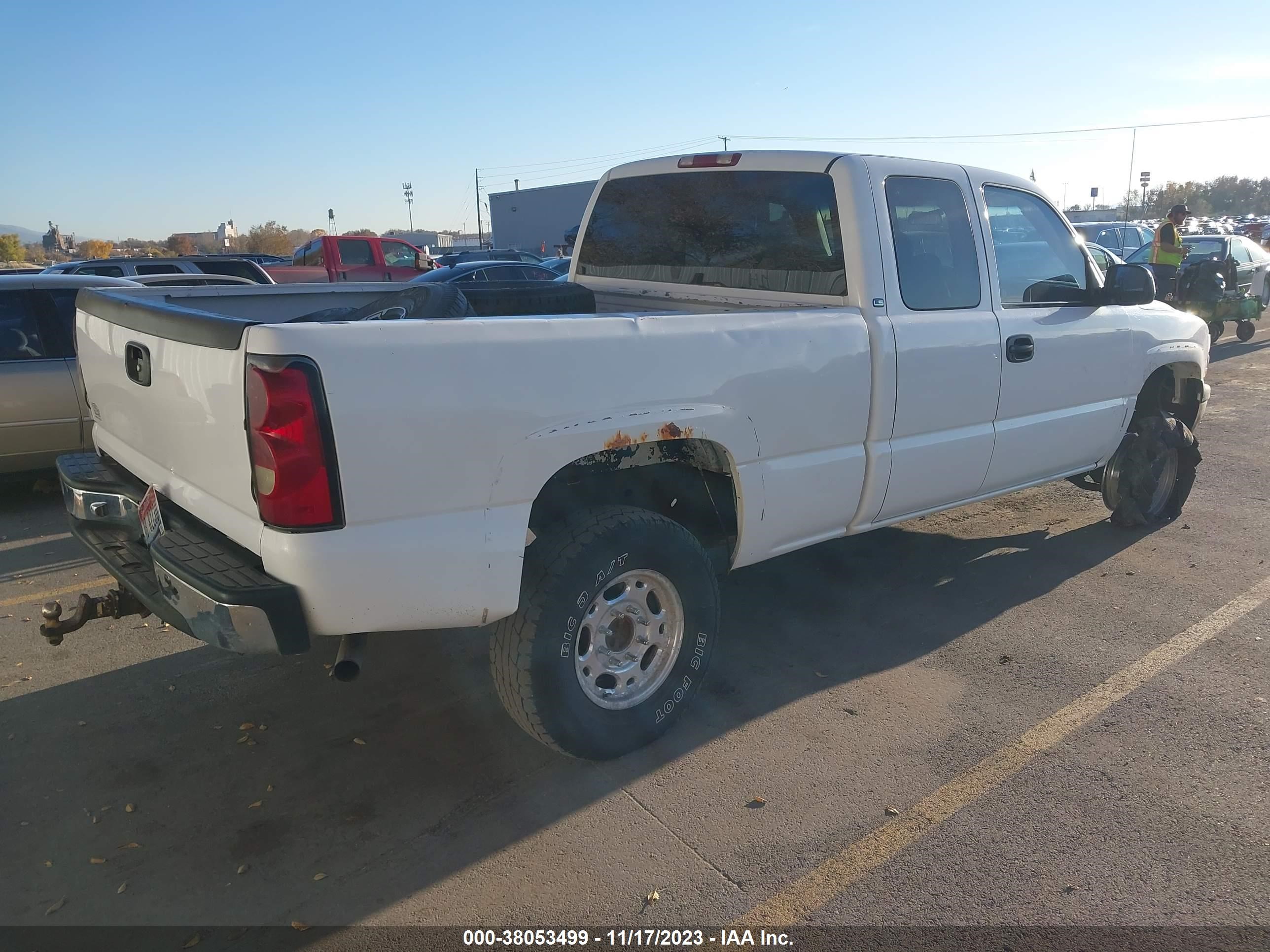 Photo 3 VIN: 1GCGK29U1YE421394 - CHEVROLET SILVERADO 