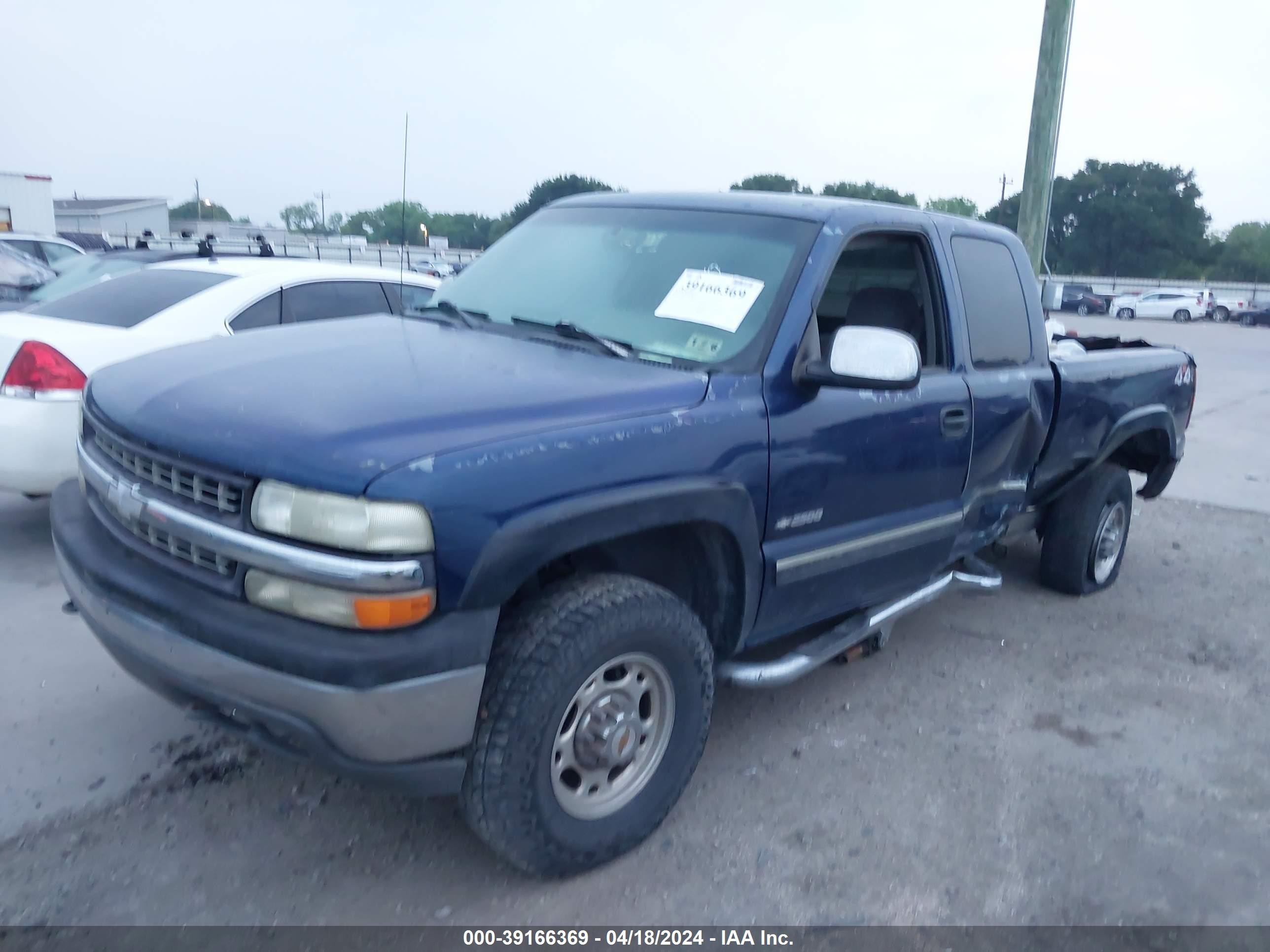 Photo 1 VIN: 1GCGK29U3YZ148354 - CHEVROLET SILVERADO 