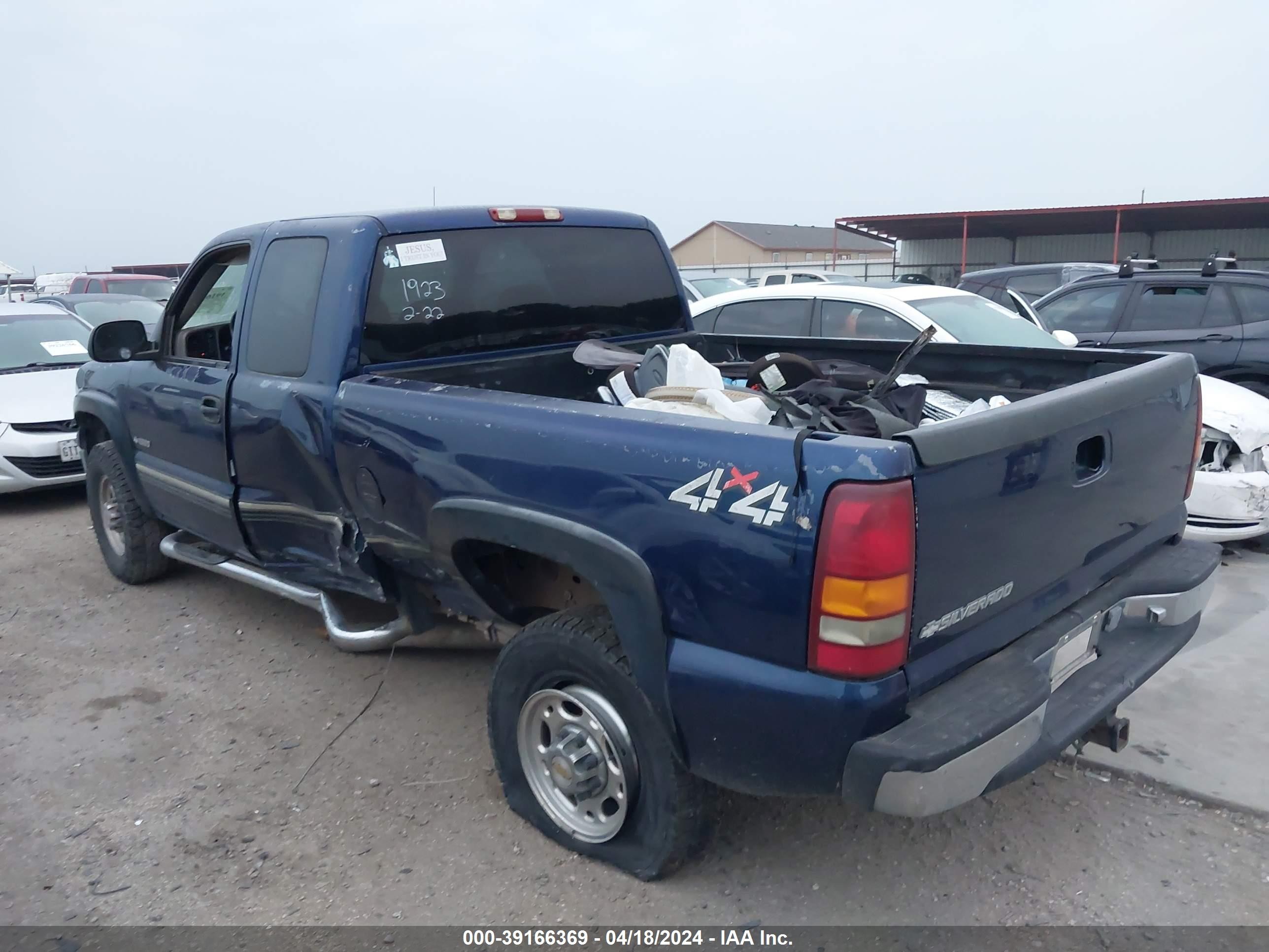 Photo 2 VIN: 1GCGK29U3YZ148354 - CHEVROLET SILVERADO 