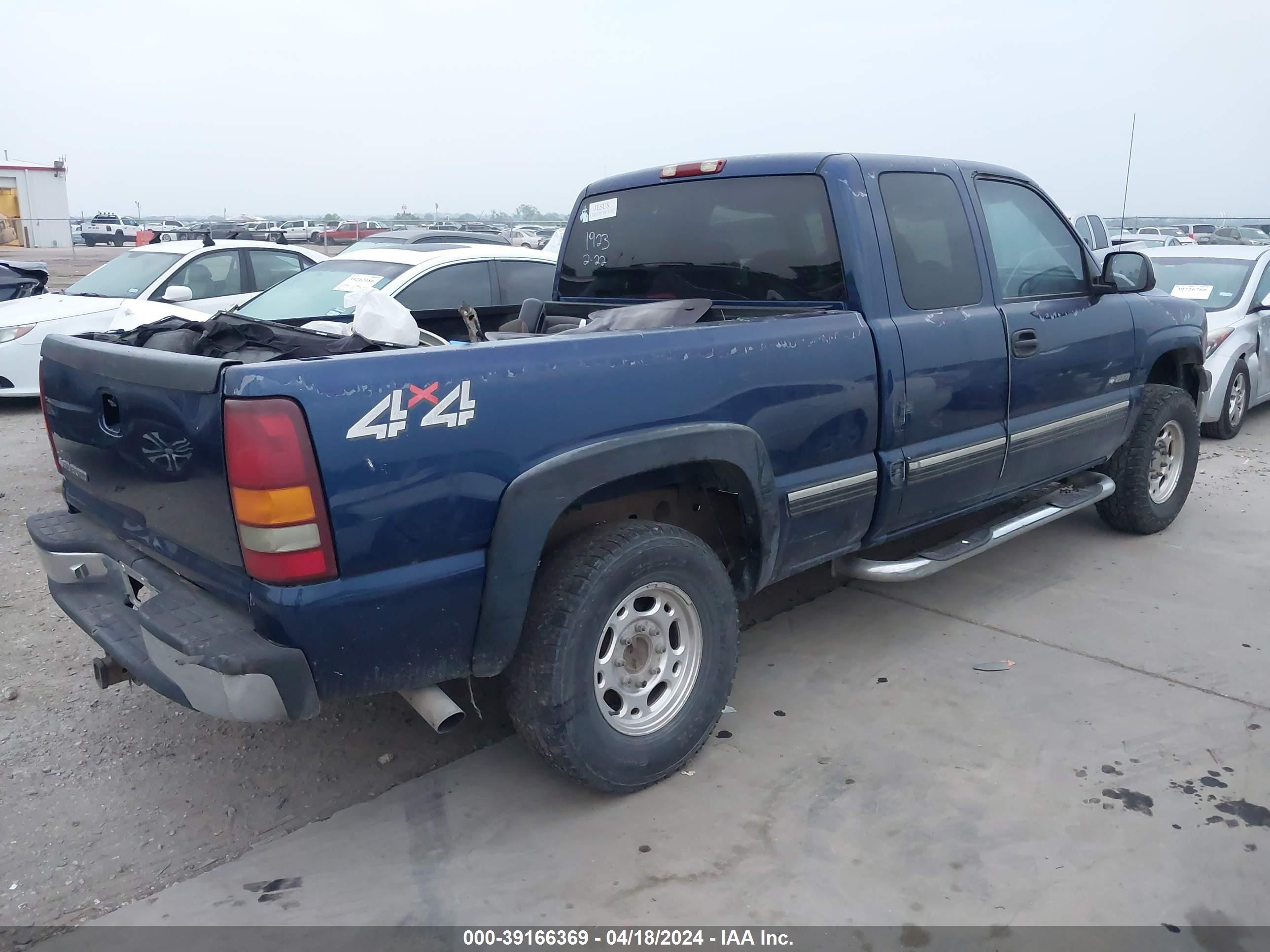 Photo 3 VIN: 1GCGK29U3YZ148354 - CHEVROLET SILVERADO 