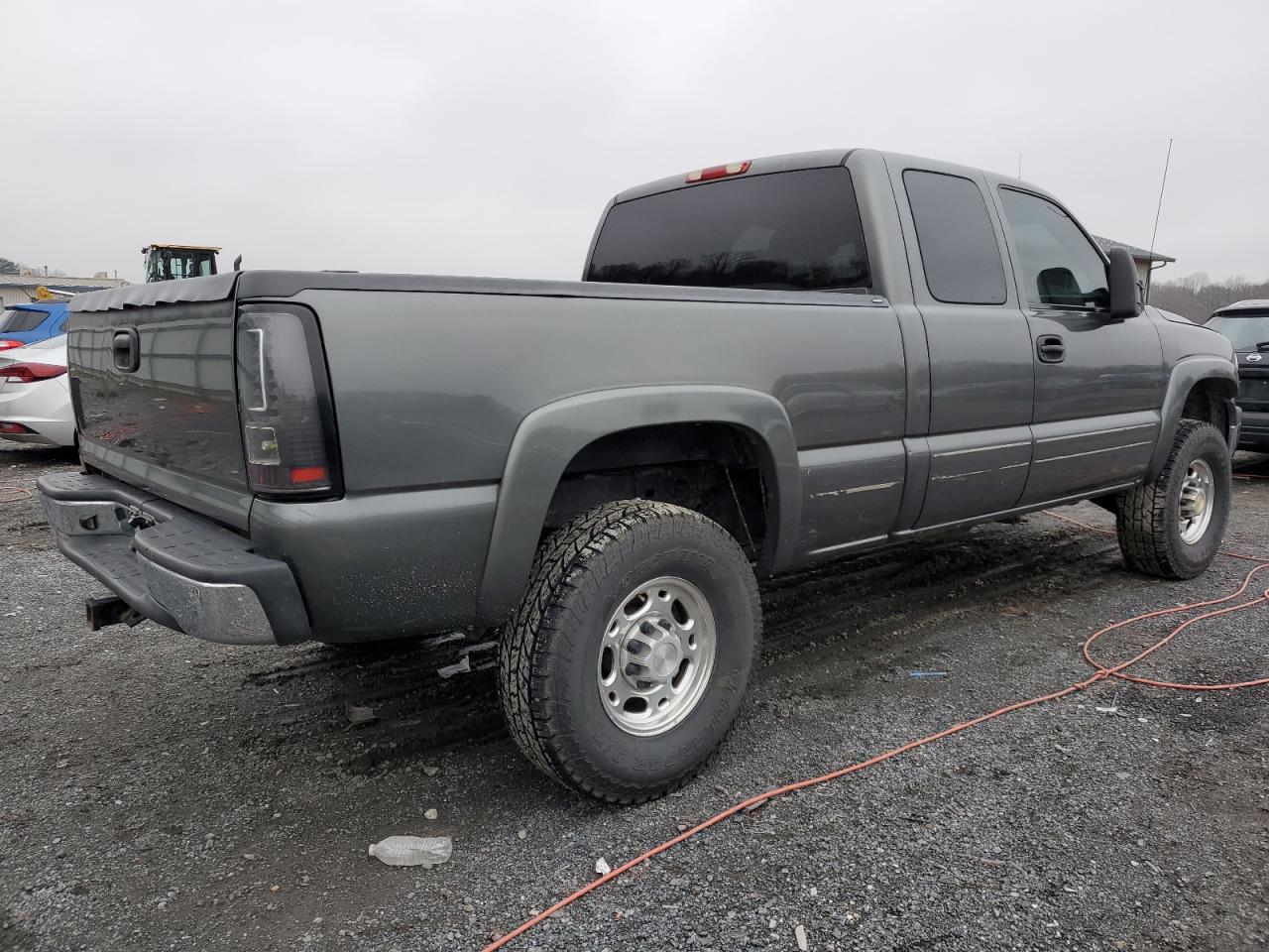 Photo 2 VIN: 1GCGK29U52Z256546 - CHEVROLET SILVERADO 