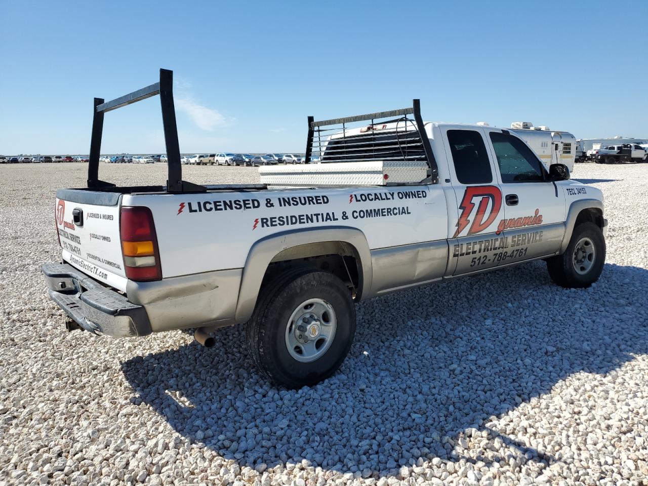 Photo 2 VIN: 1GCGK29U8YE393304 - CHEVROLET SILVERADO 