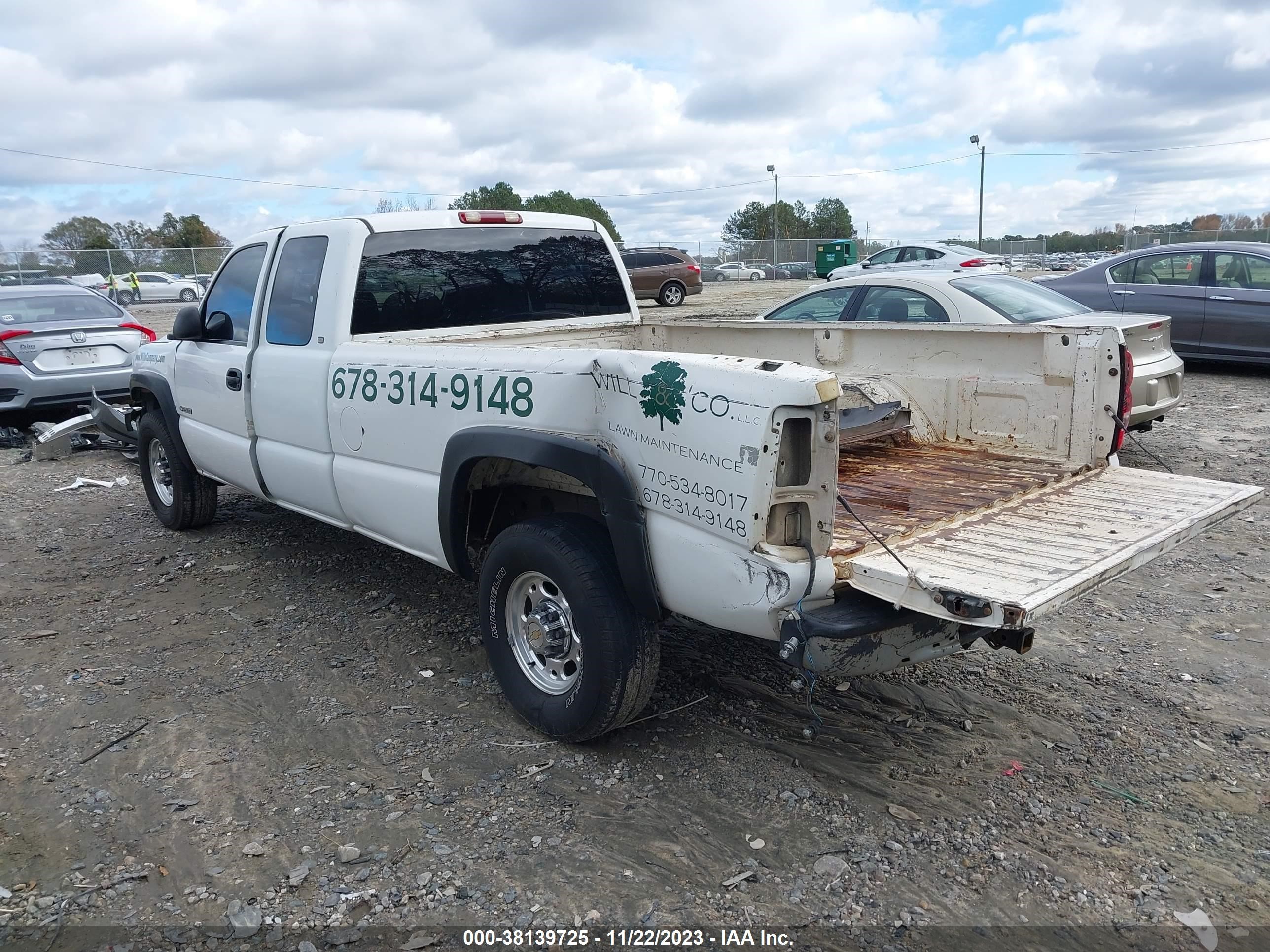 Photo 2 VIN: 1GCGK29U9YE190339 - CHEVROLET SILVERADO 