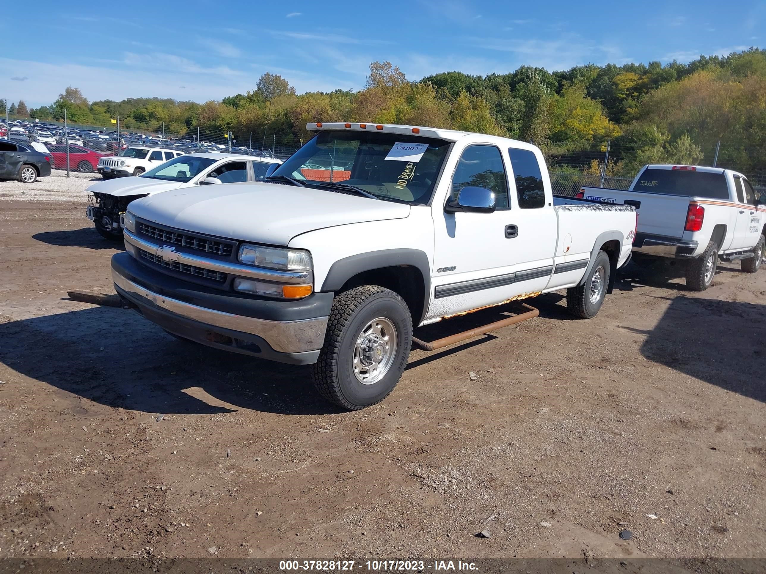 Photo 1 VIN: 1GCGK29U9YE211982 - CHEVROLET SILVERADO 