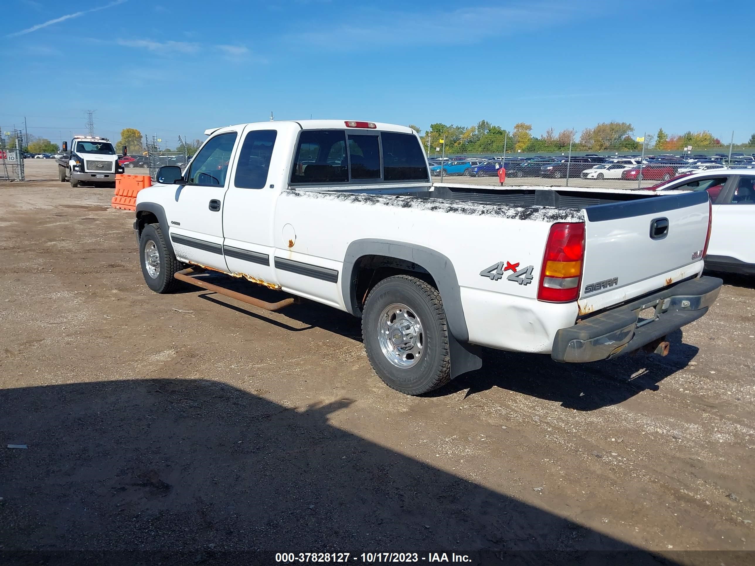 Photo 2 VIN: 1GCGK29U9YE211982 - CHEVROLET SILVERADO 