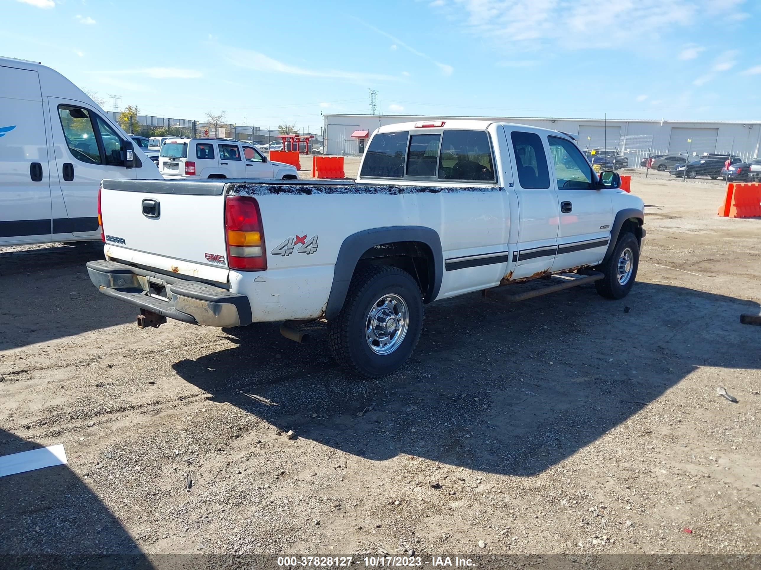 Photo 3 VIN: 1GCGK29U9YE211982 - CHEVROLET SILVERADO 