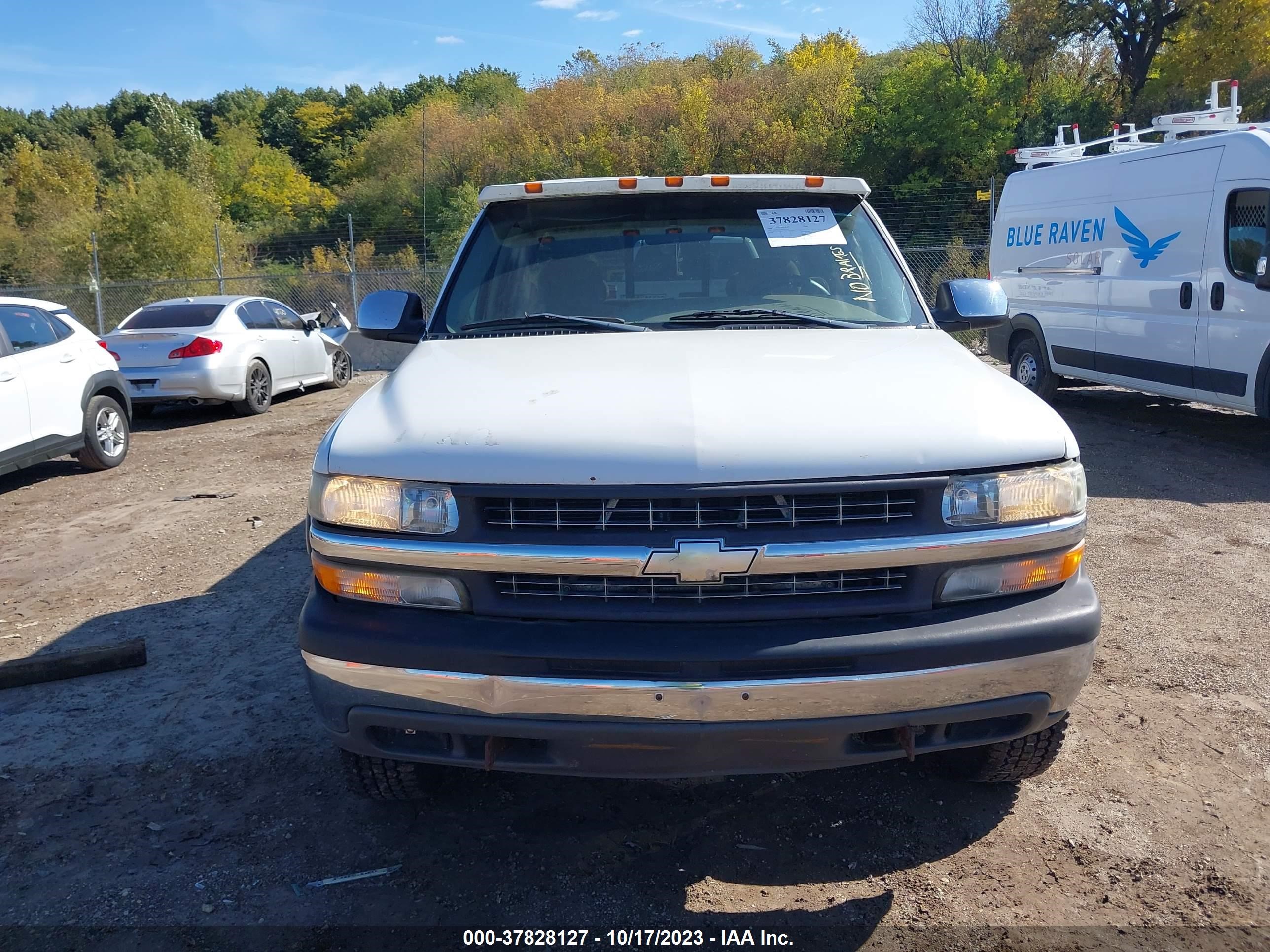 Photo 5 VIN: 1GCGK29U9YE211982 - CHEVROLET SILVERADO 