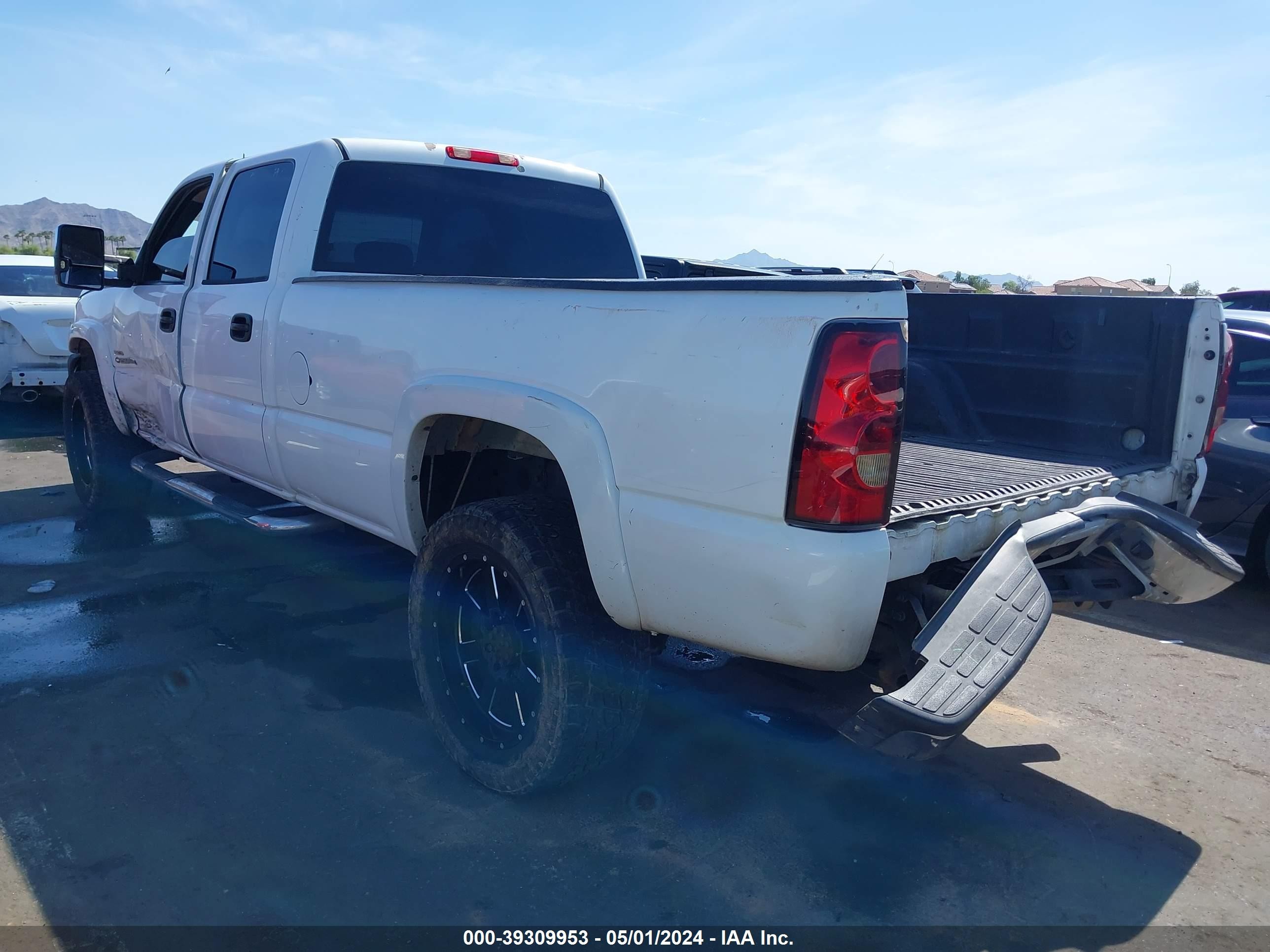 Photo 2 VIN: 1GCHC23235F926285 - CHEVROLET SILVERADO 