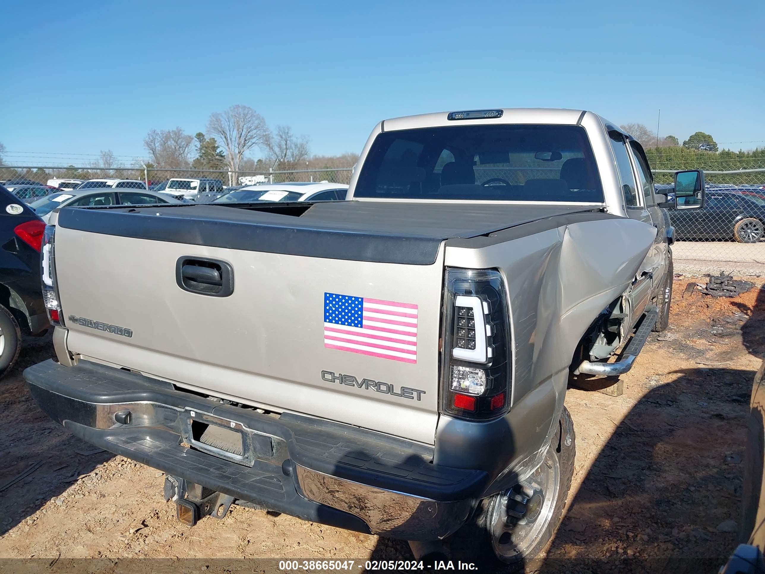 Photo 3 VIN: 1GCHC23264F253958 - CHEVROLET SILVERADO 