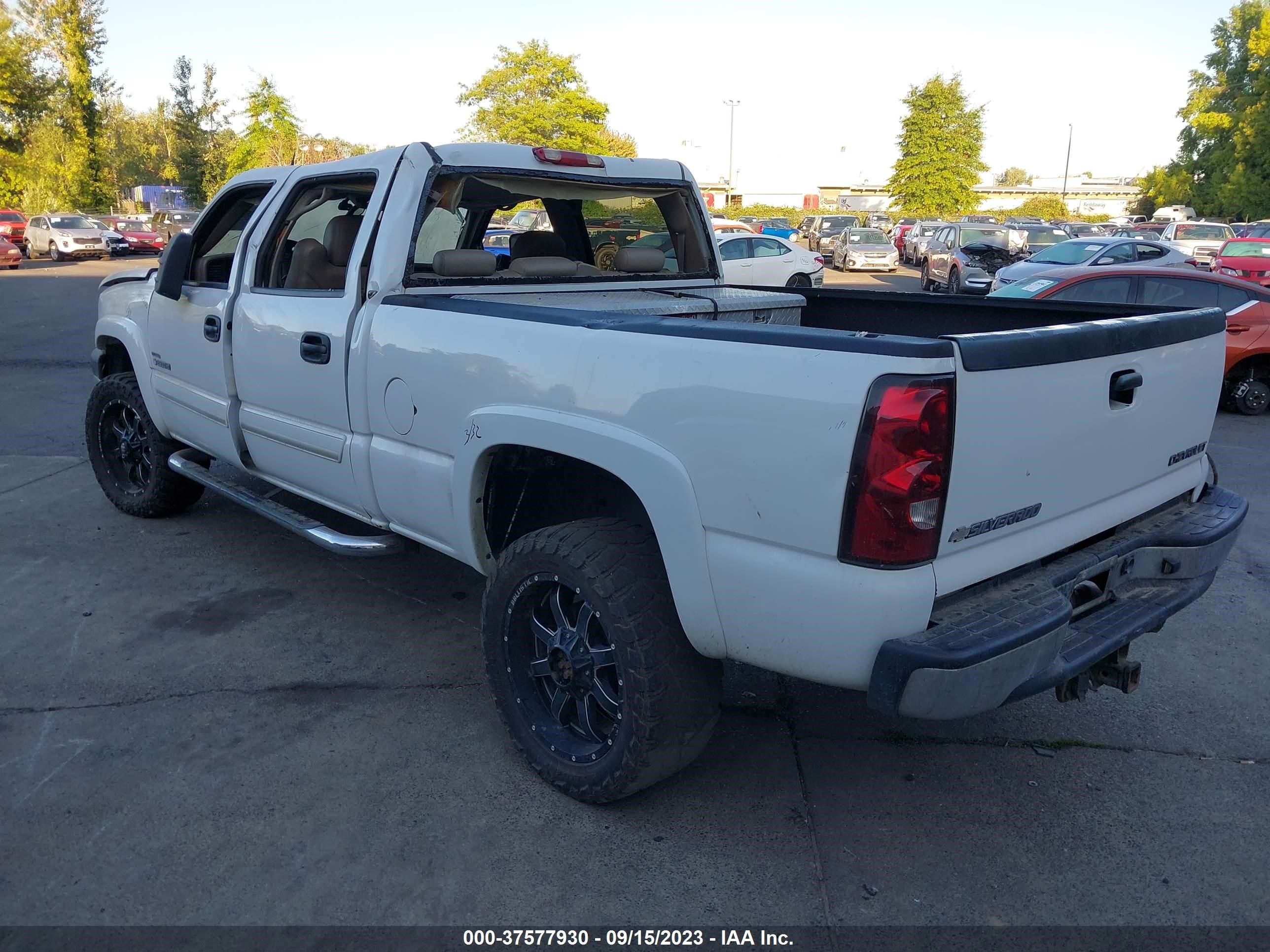 Photo 2 VIN: 1GCHC23284F238068 - CHEVROLET SILVERADO 