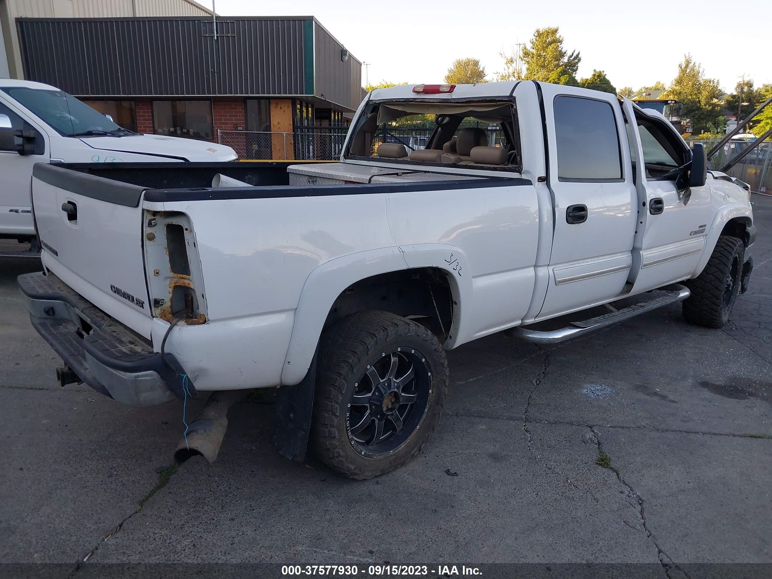 Photo 3 VIN: 1GCHC23284F238068 - CHEVROLET SILVERADO 