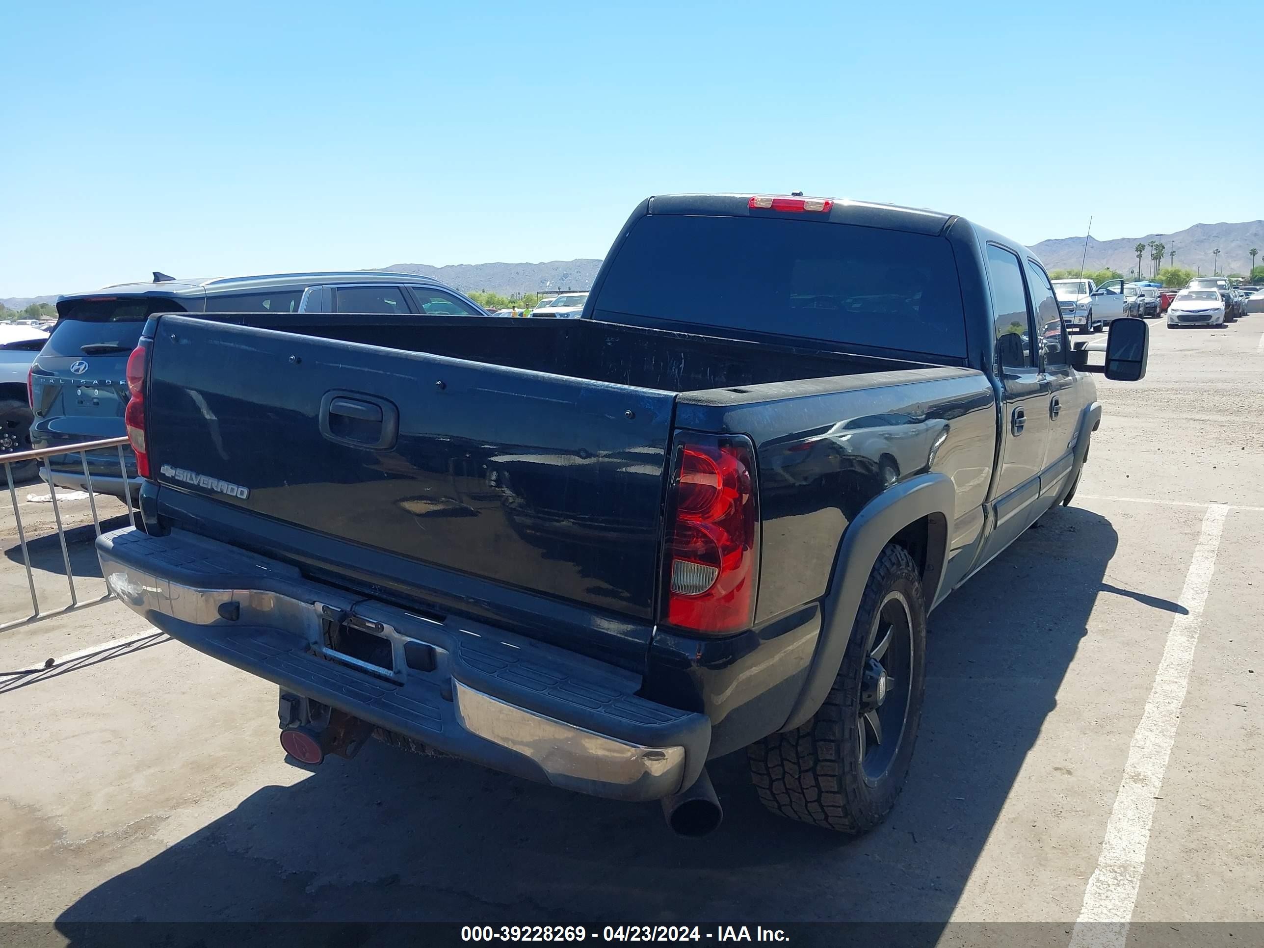 Photo 3 VIN: 1GCHC23286F118080 - CHEVROLET SILVERADO 