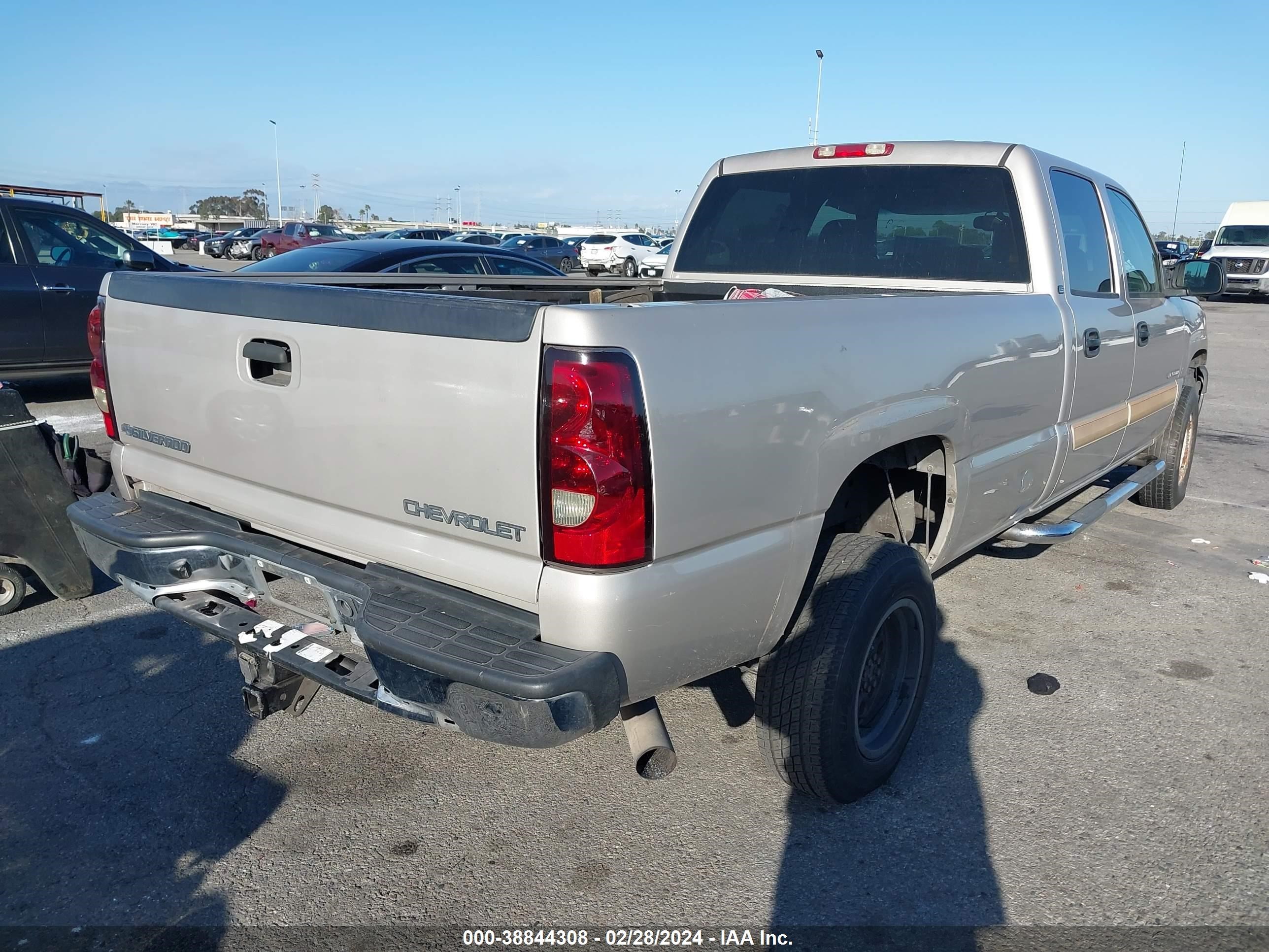 Photo 3 VIN: 1GCHC23U34F133407 - CHEVROLET SILVERADO 