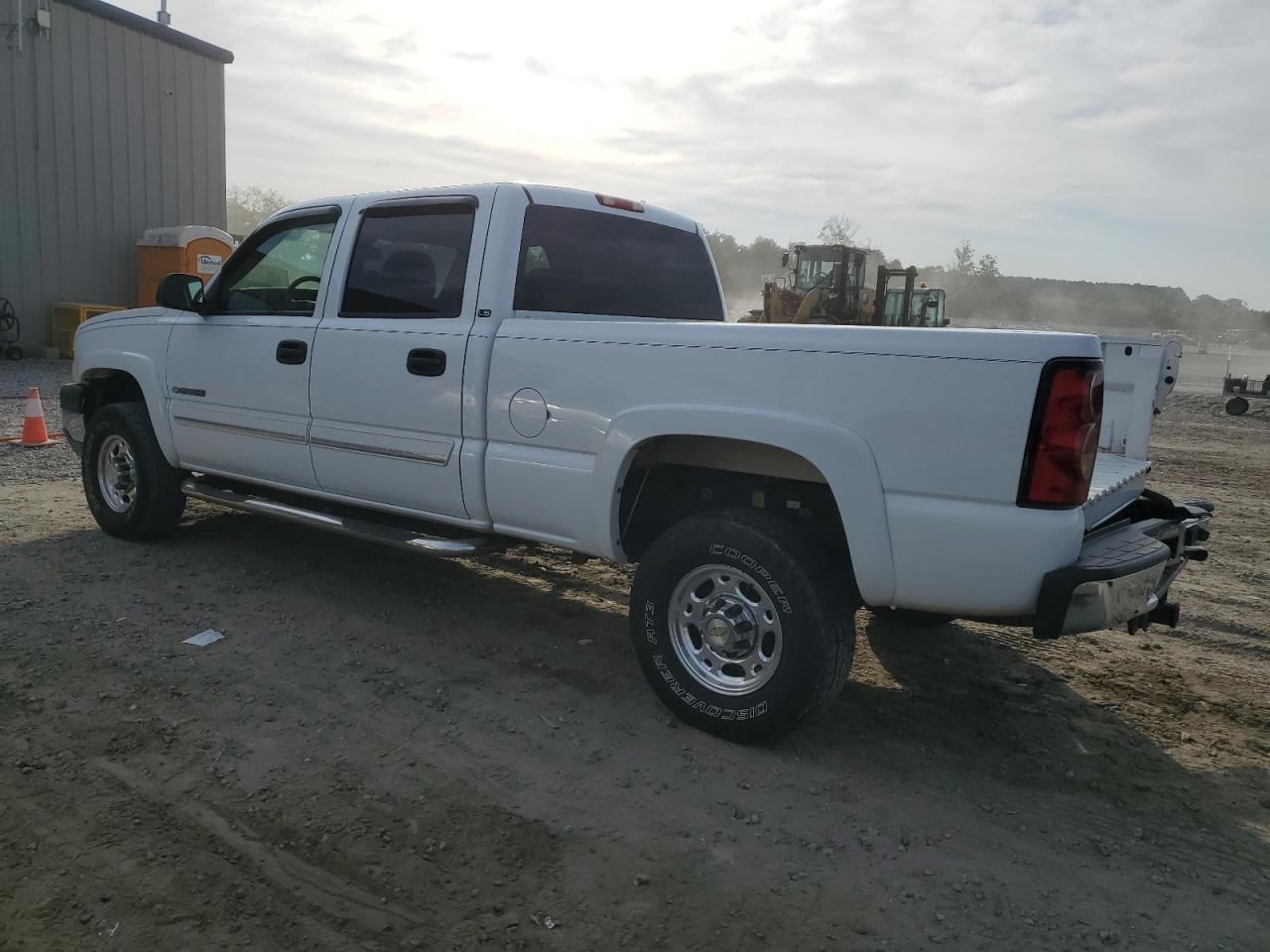 Photo 1 VIN: 1GCHC23U54F183693 - CHEVROLET SILVERADO 