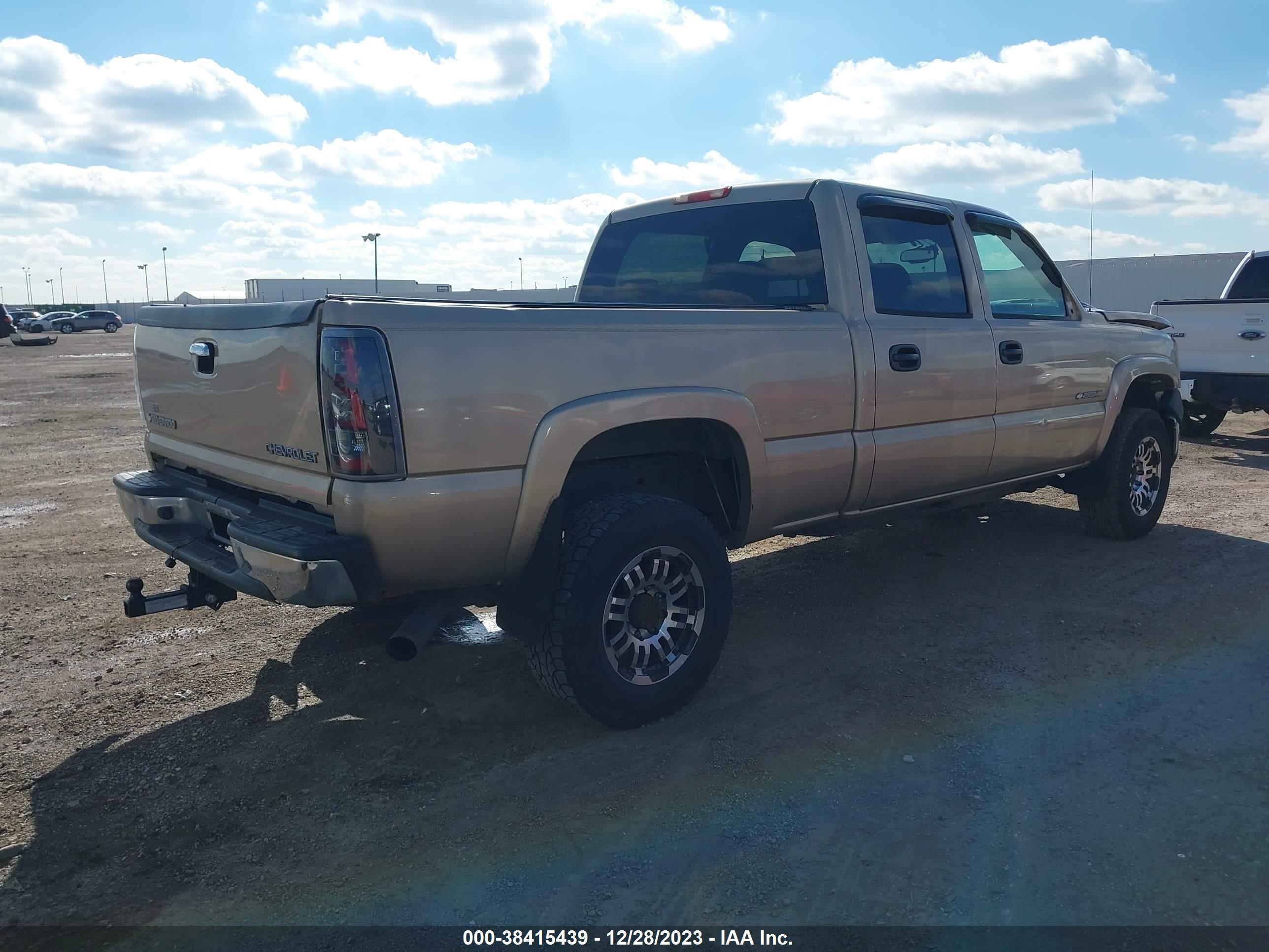 Photo 3 VIN: 1GCHC23U84F131829 - CHEVROLET SILVERADO 