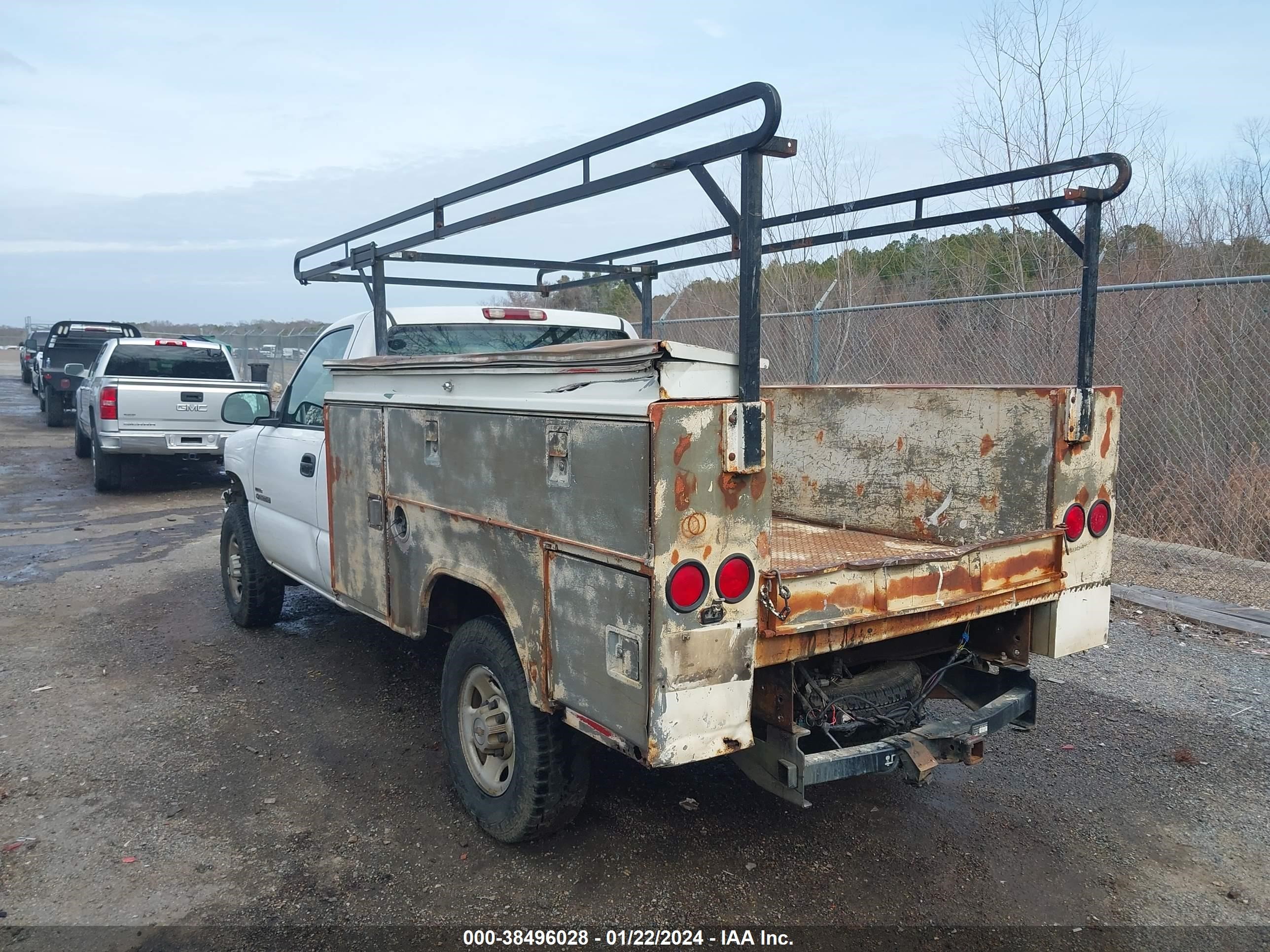 Photo 2 VIN: 1GCHC24182E106890 - CHEVROLET SILVERADO 