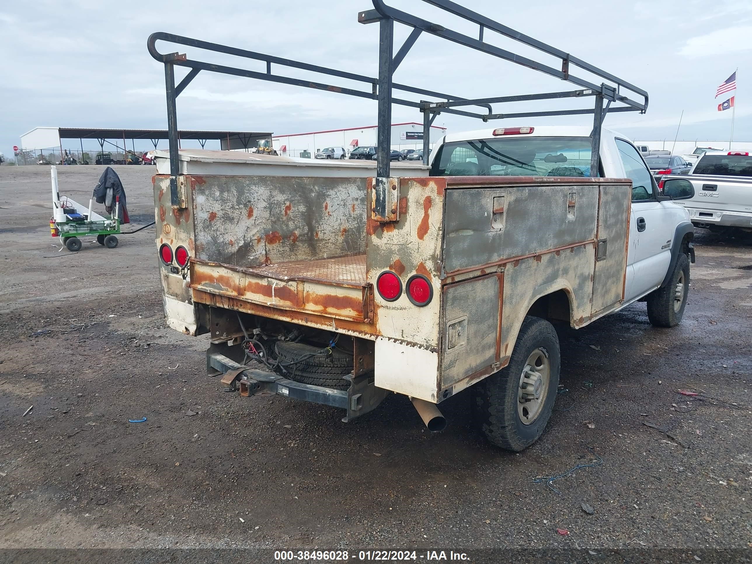 Photo 3 VIN: 1GCHC24182E106890 - CHEVROLET SILVERADO 