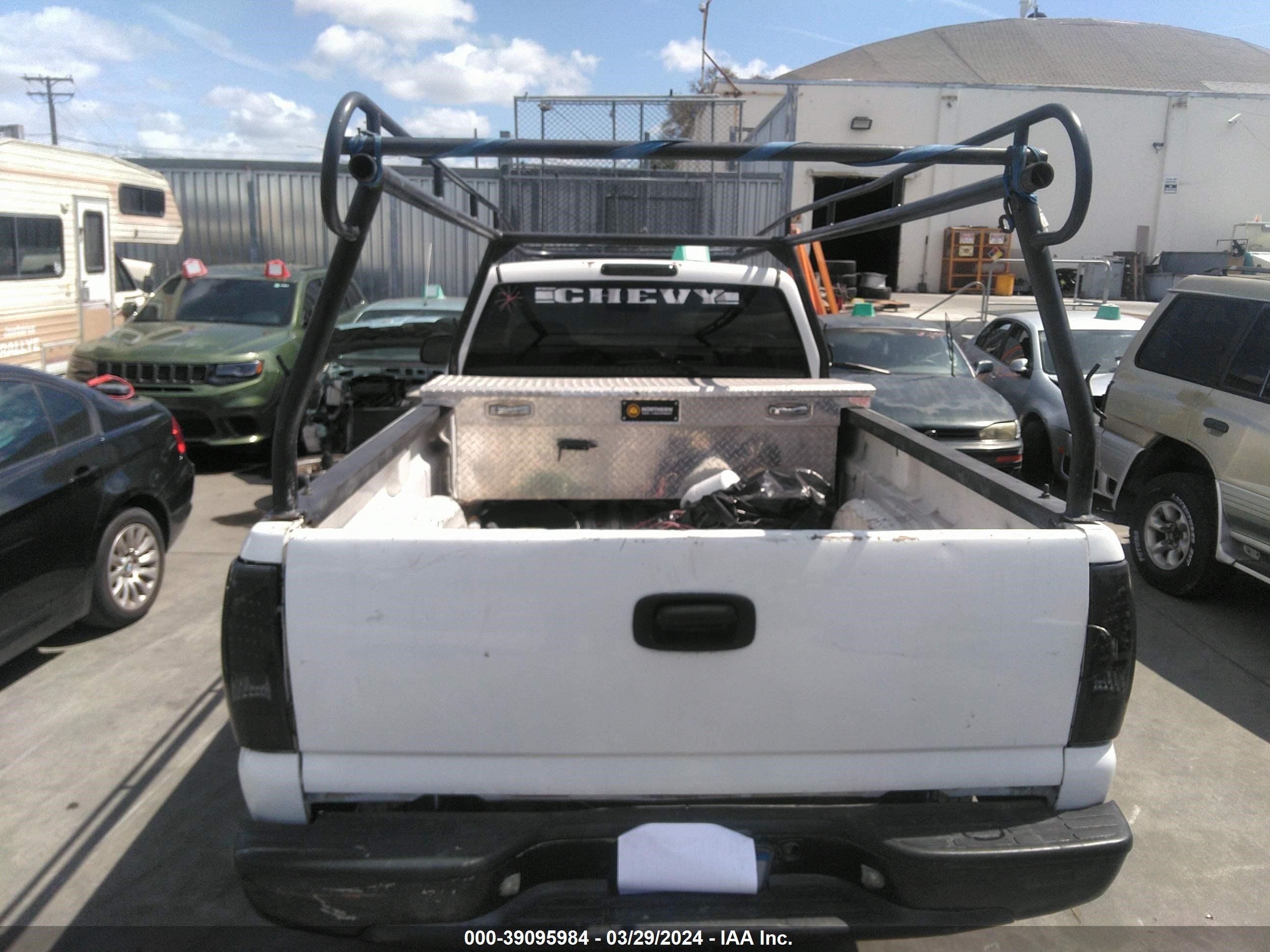 Photo 11 VIN: 1GCHC24U21Z295375 - CHEVROLET SILVERADO 