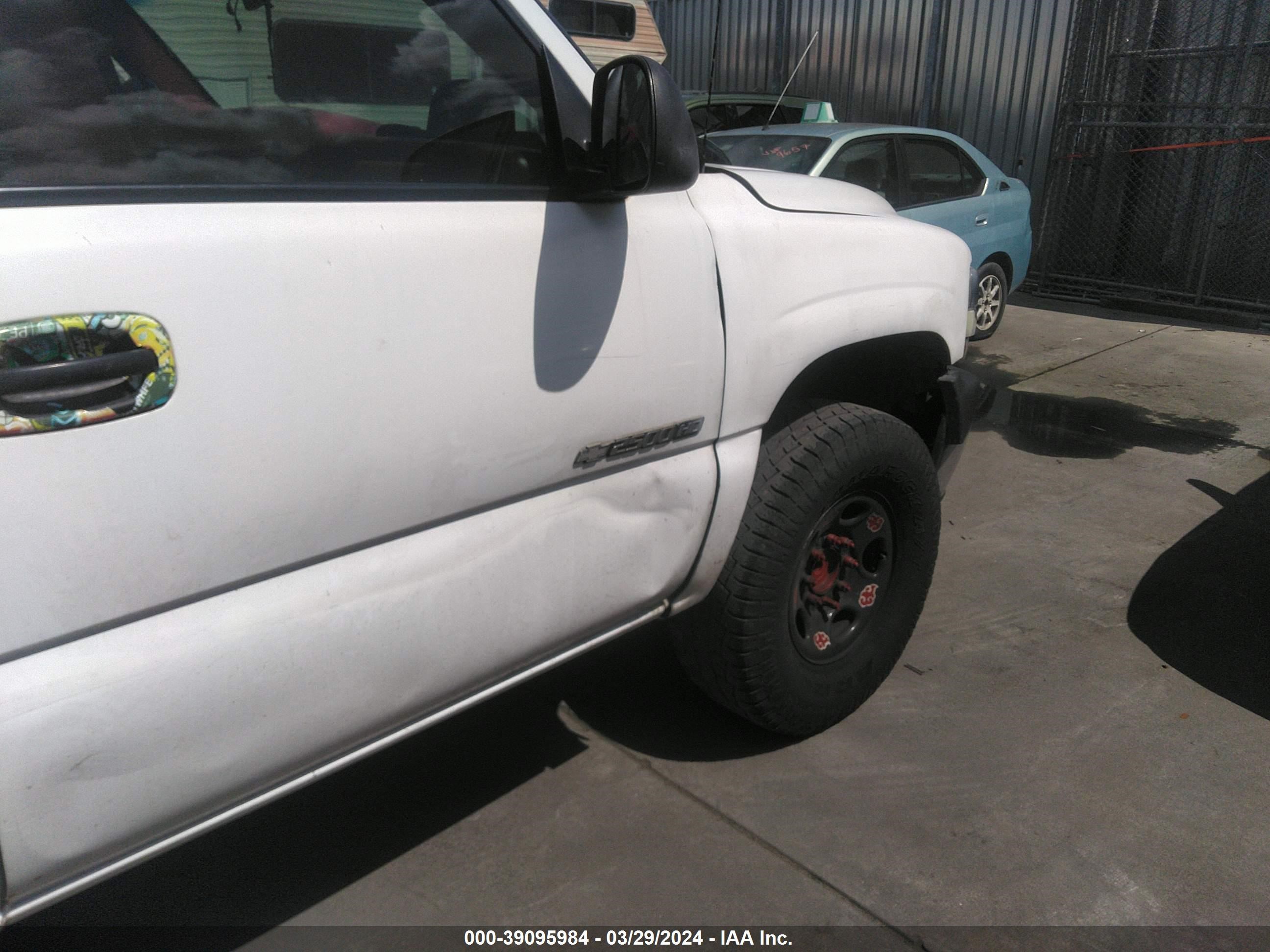 Photo 12 VIN: 1GCHC24U21Z295375 - CHEVROLET SILVERADO 