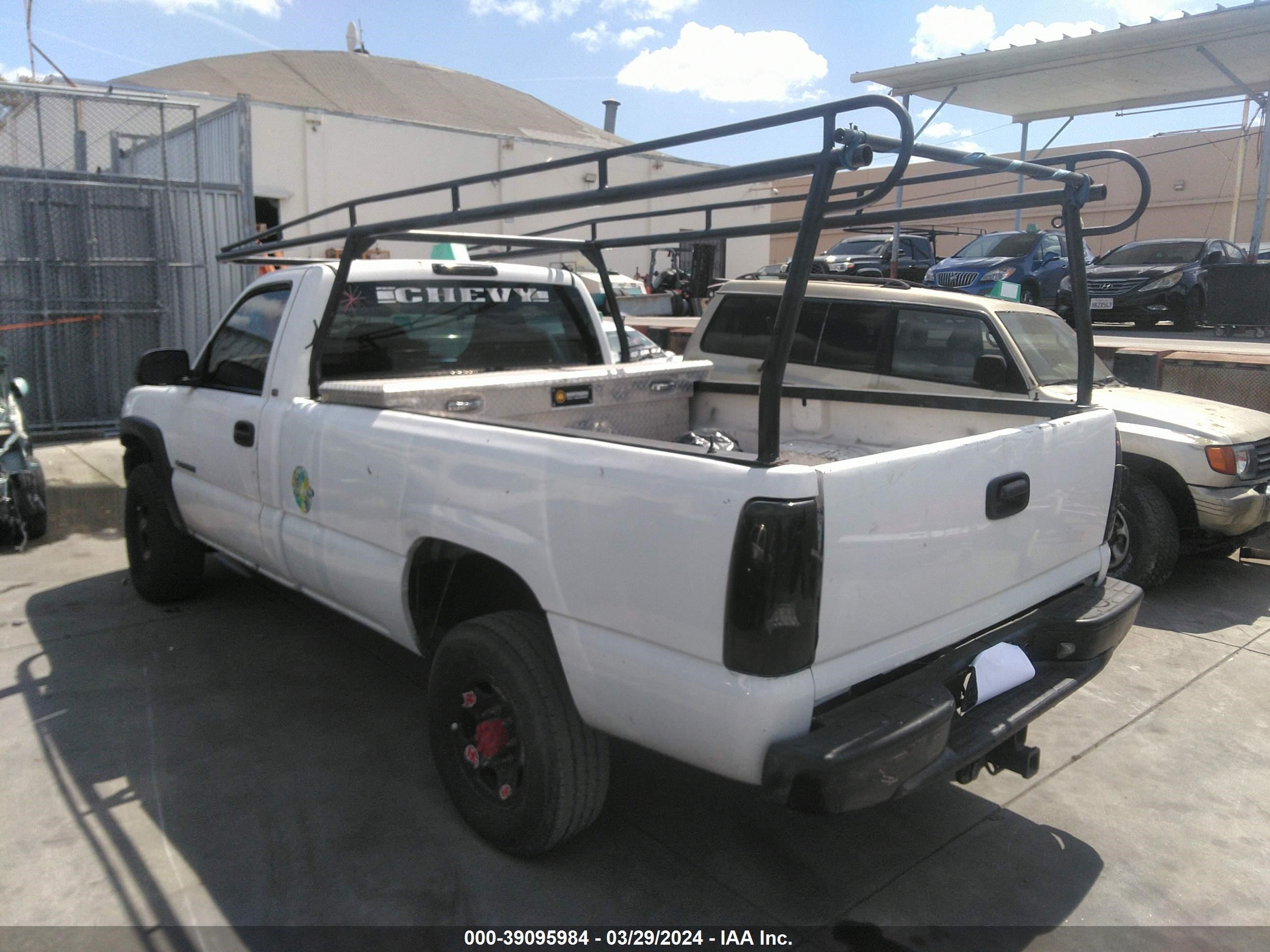 Photo 2 VIN: 1GCHC24U21Z295375 - CHEVROLET SILVERADO 