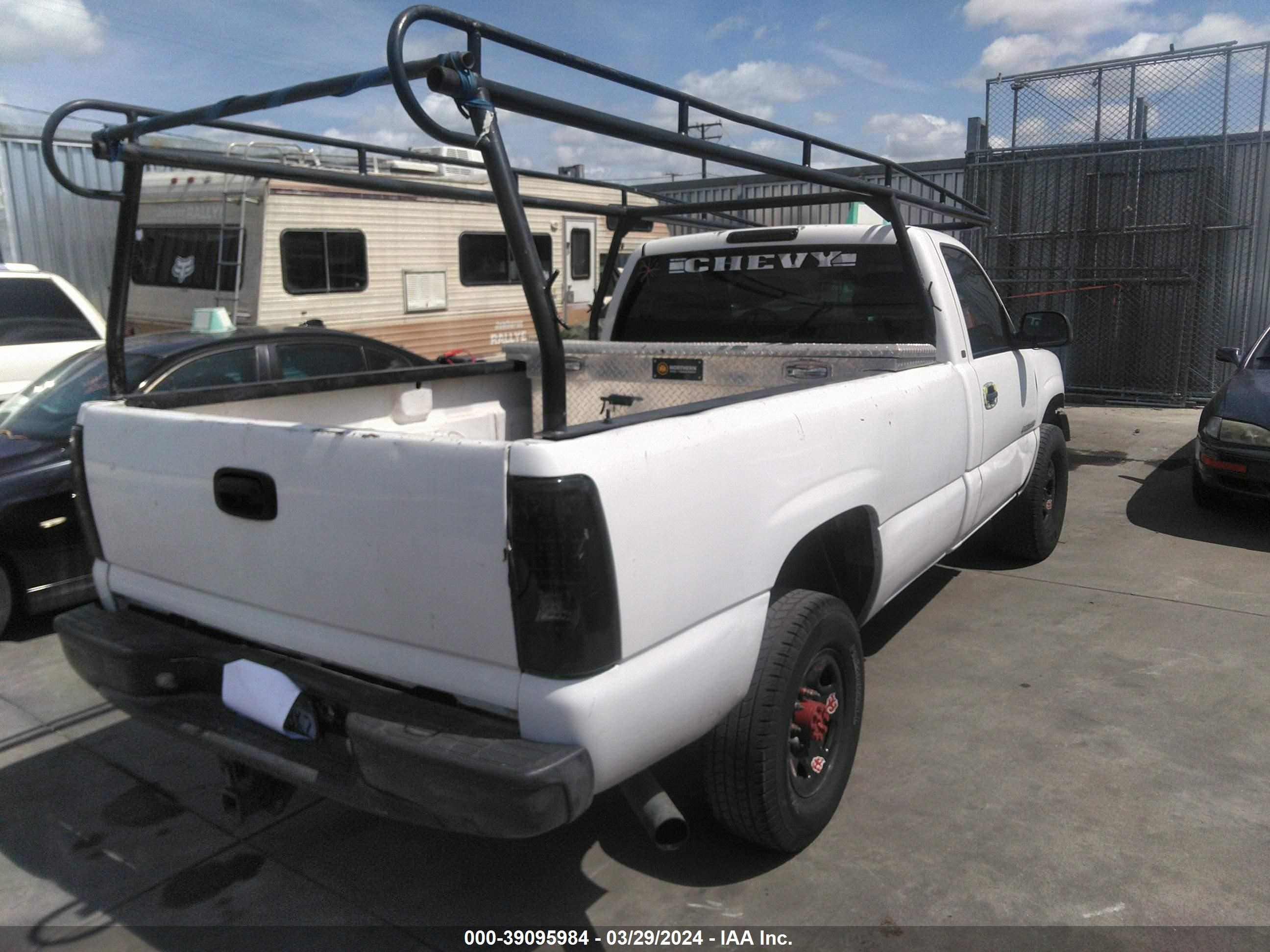 Photo 3 VIN: 1GCHC24U21Z295375 - CHEVROLET SILVERADO 