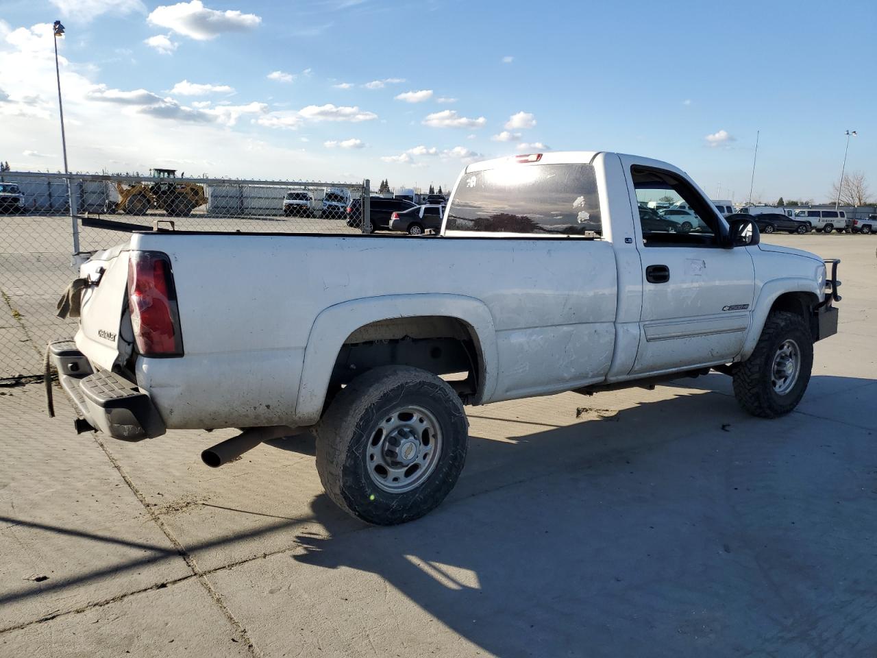 Photo 2 VIN: 1GCHC24U24E174776 - CHEVROLET SILVERADO 