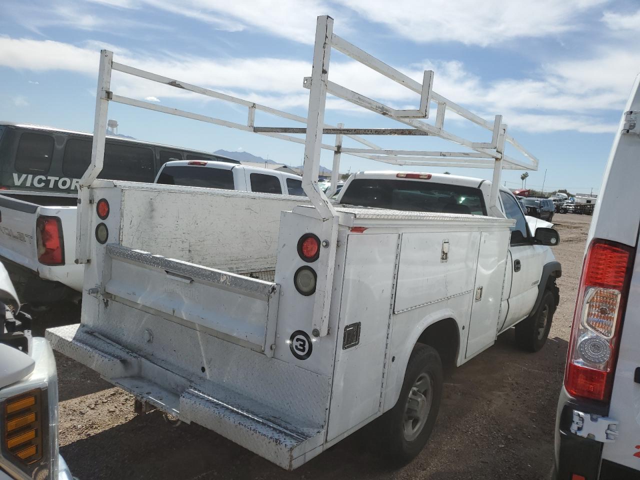 Photo 2 VIN: 1GCHC24U34E377336 - CHEVROLET SILVERADO 