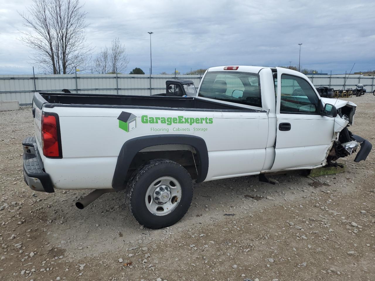 Photo 2 VIN: 1GCHC24U36E135388 - CHEVROLET SILVERADO 