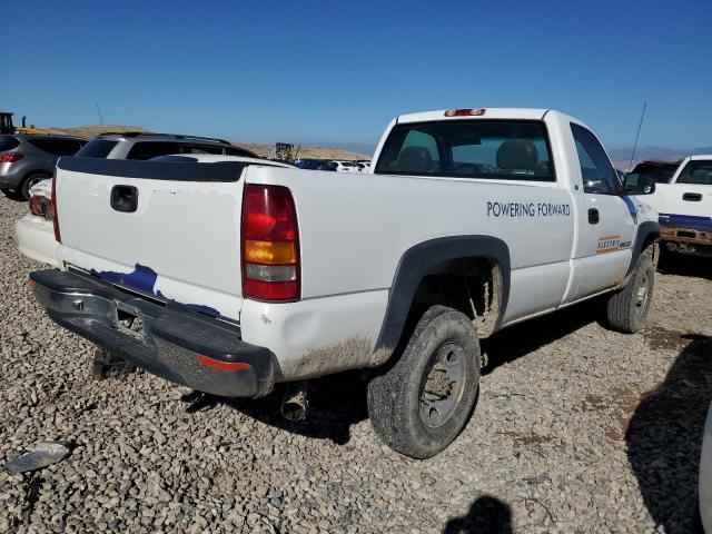 Photo 2 VIN: 1GCHC24U62E130132 - CHEVROLET SILVERADO 