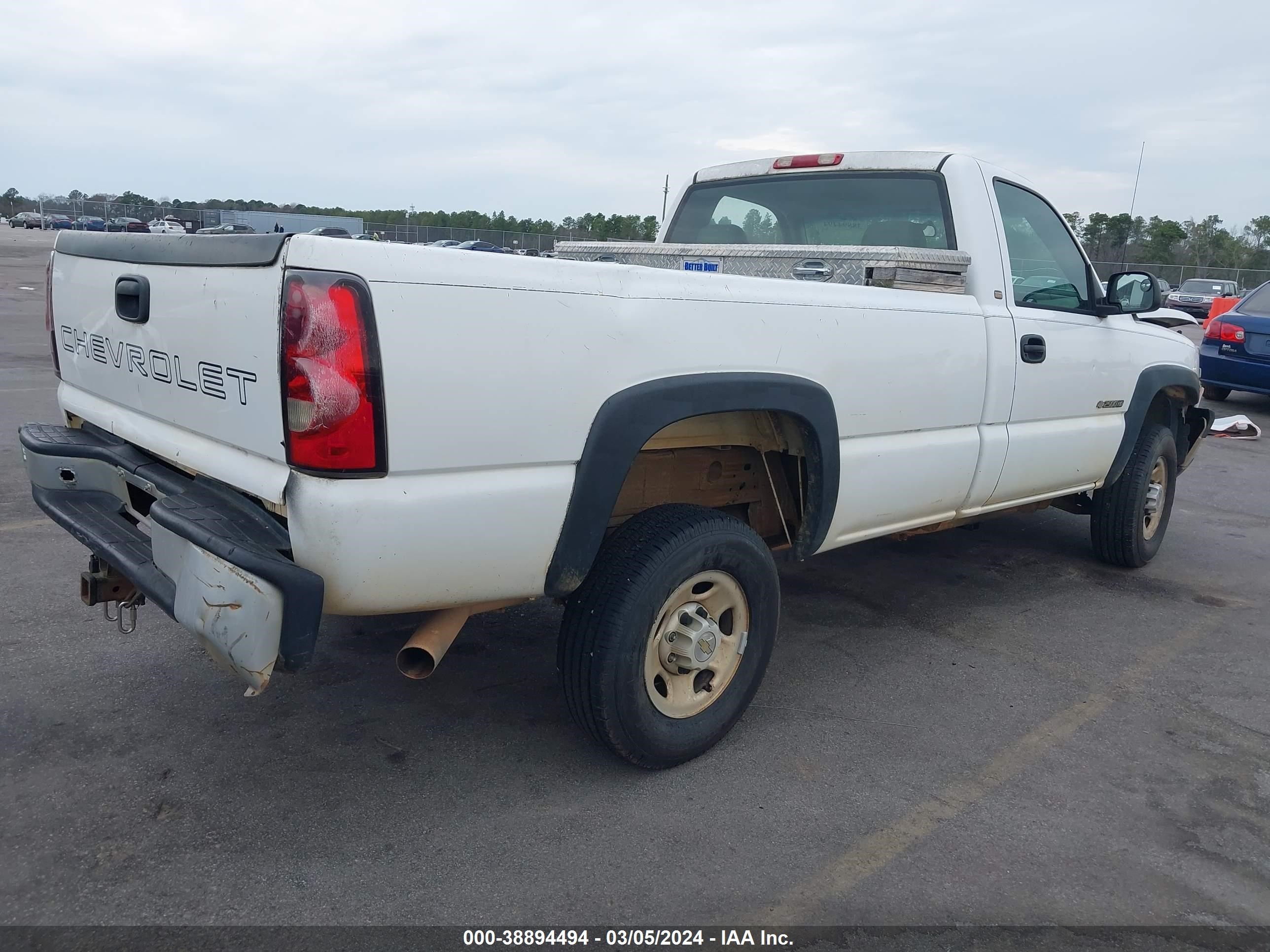 Photo 3 VIN: 1GCHC24U75E156260 - CHEVROLET SILVERADO 