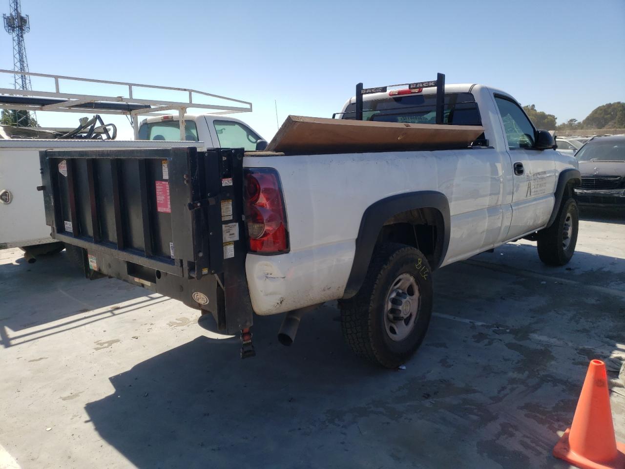 Photo 3 VIN: 1GCHC24U77E160036 - CHEVROLET SILVERADO 