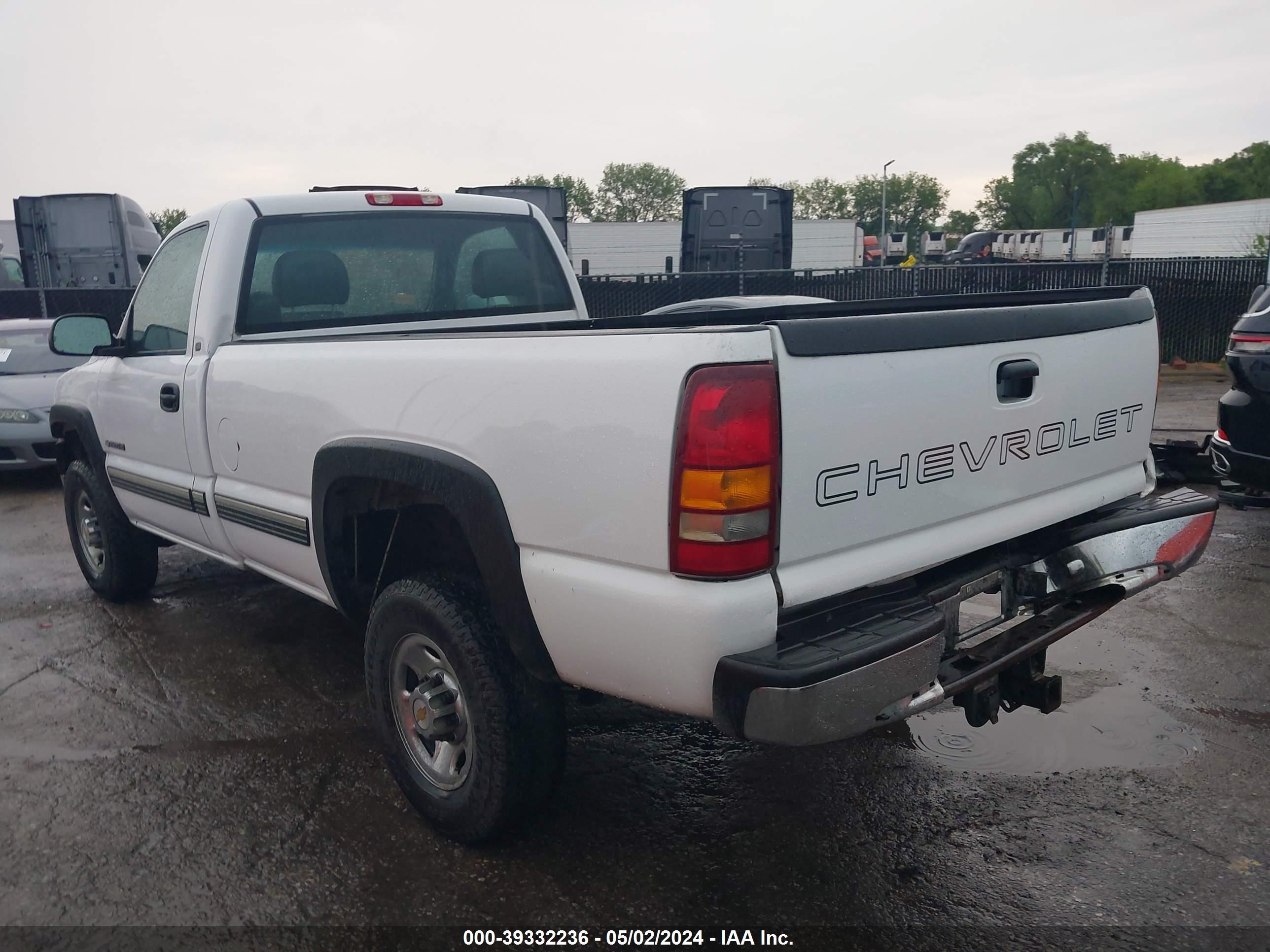 Photo 2 VIN: 1GCHC24U81E251226 - CHEVROLET SILVERADO 