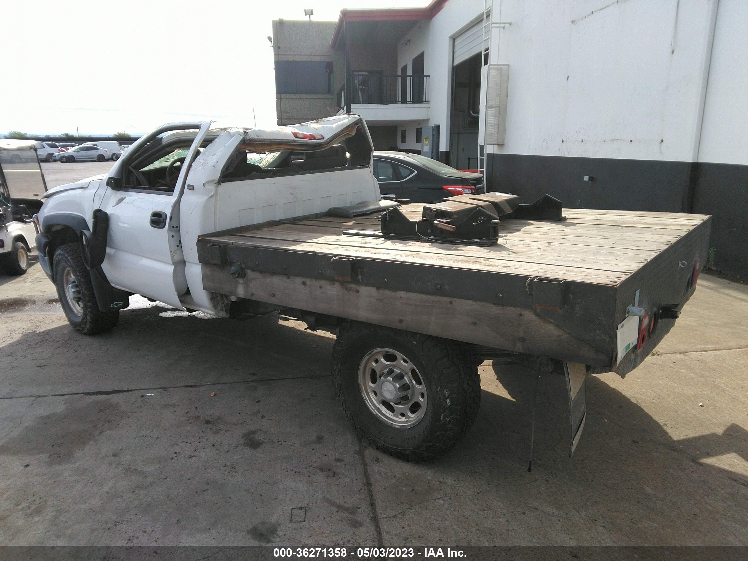 Photo 2 VIN: 1GCHC24U95E280658 - CHEVROLET SILVERADO 