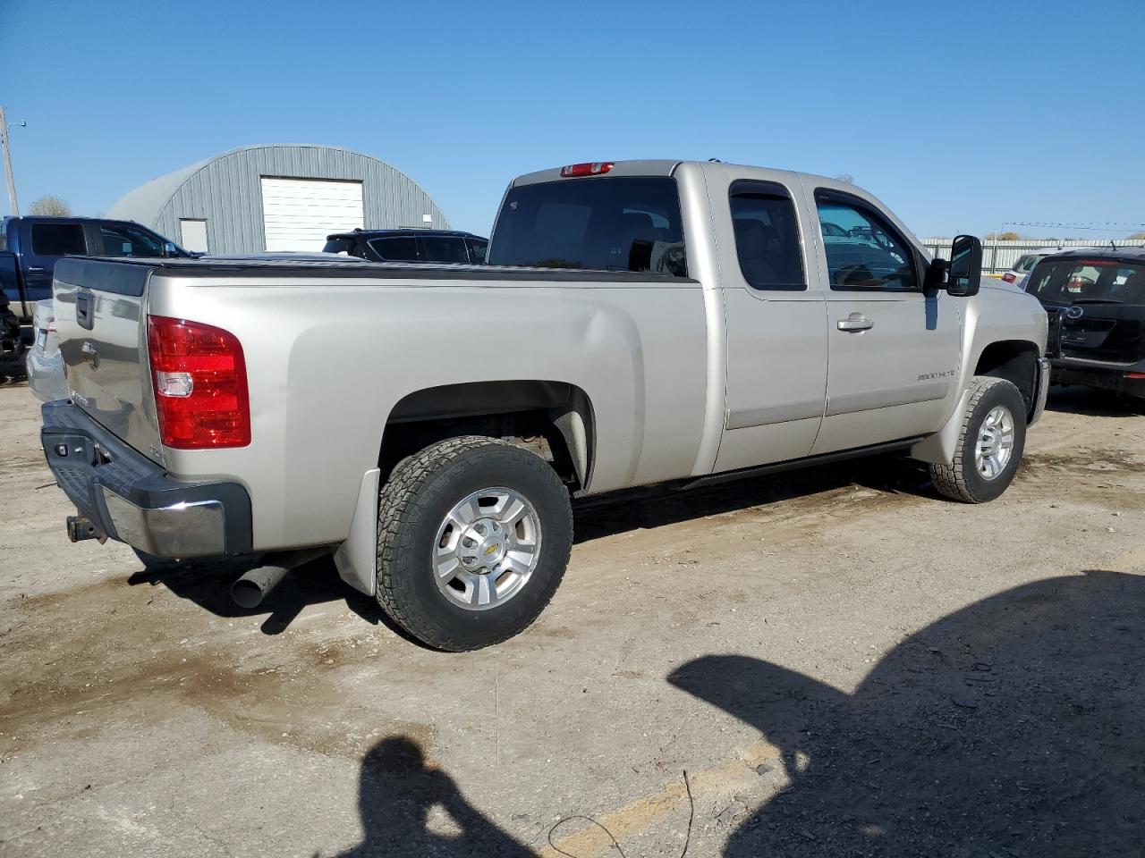 Photo 2 VIN: 1GCHC29698E179845 - CHEVROLET SILVERADO 