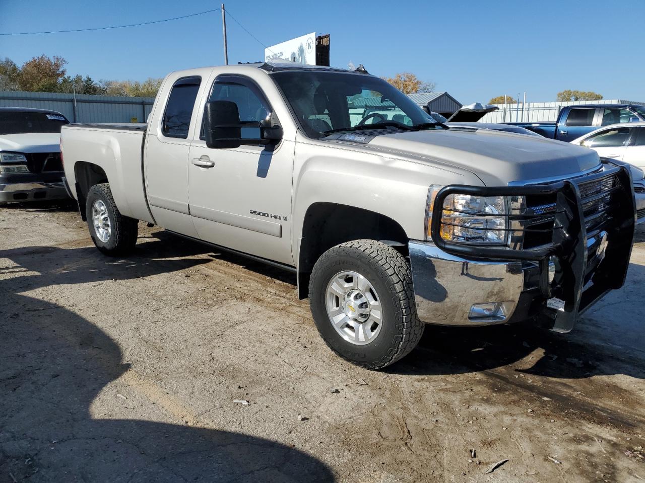 Photo 3 VIN: 1GCHC29698E179845 - CHEVROLET SILVERADO 