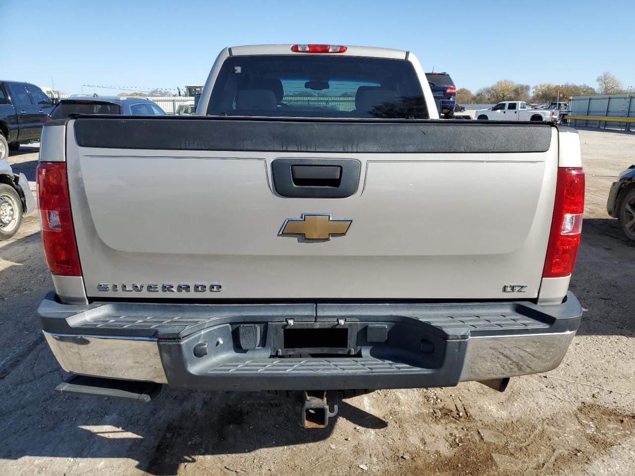 Photo 5 VIN: 1GCHC29698E179845 - CHEVROLET SILVERADO 