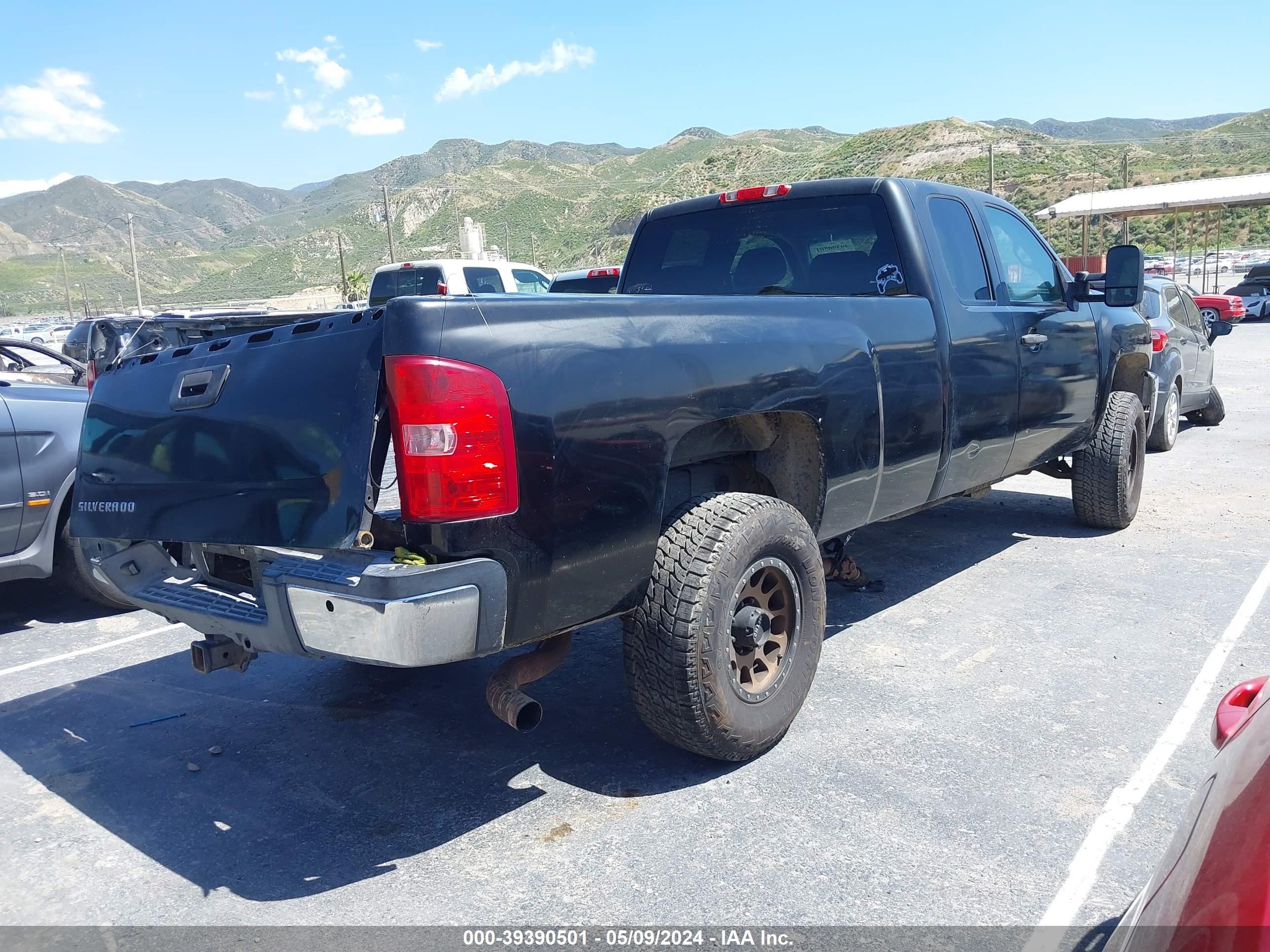 Photo 3 VIN: 1GCHC29K58E205757 - CHEVROLET SILVERADO 